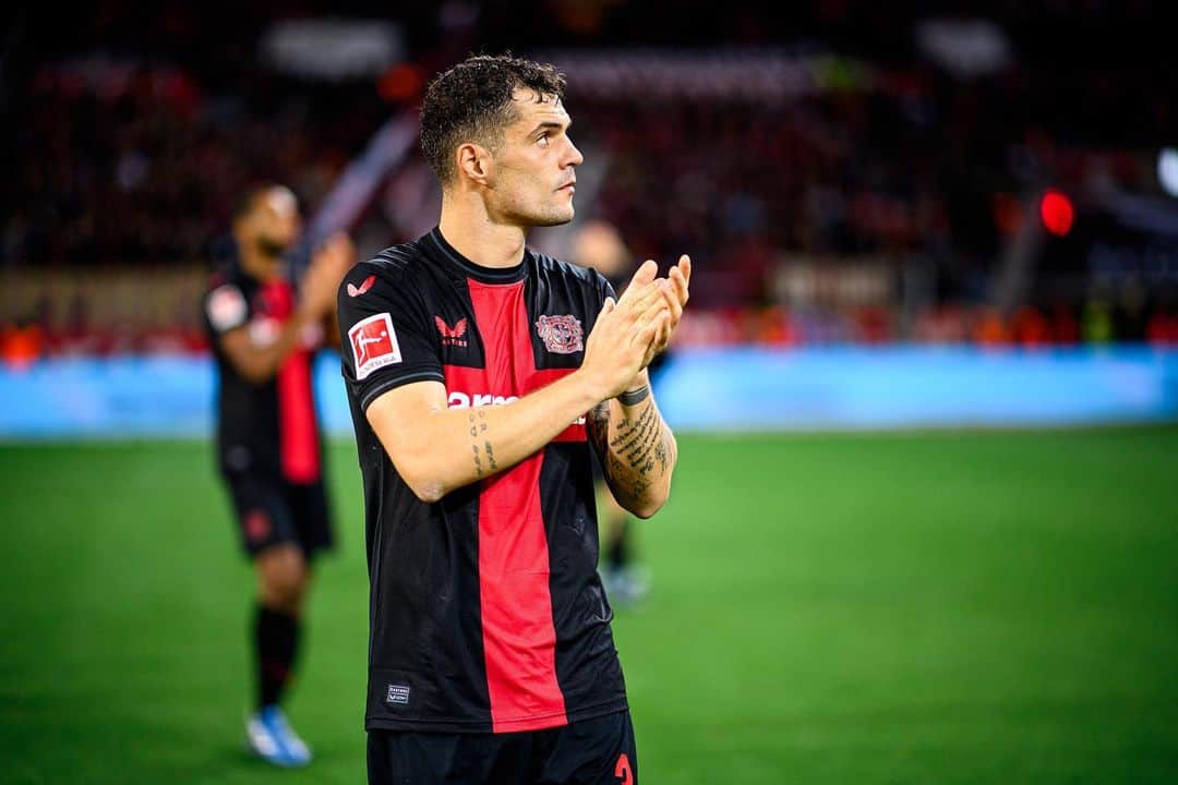 グラニト・ジャカのインスタグラム：「8 wins in a row! That’s what I’m talking about! 🖤❤️  Danke für die super Unterstützung  🖤❤️ #GX34 #werkself」