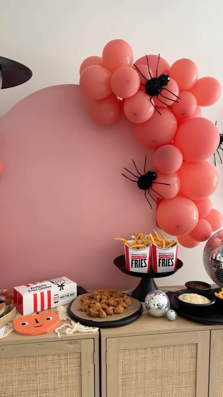 ケンタッキーフライドチキンのインスタグラム：「#KFCPartner Carving out some KFC party inspo for you this Halloween 🎃」