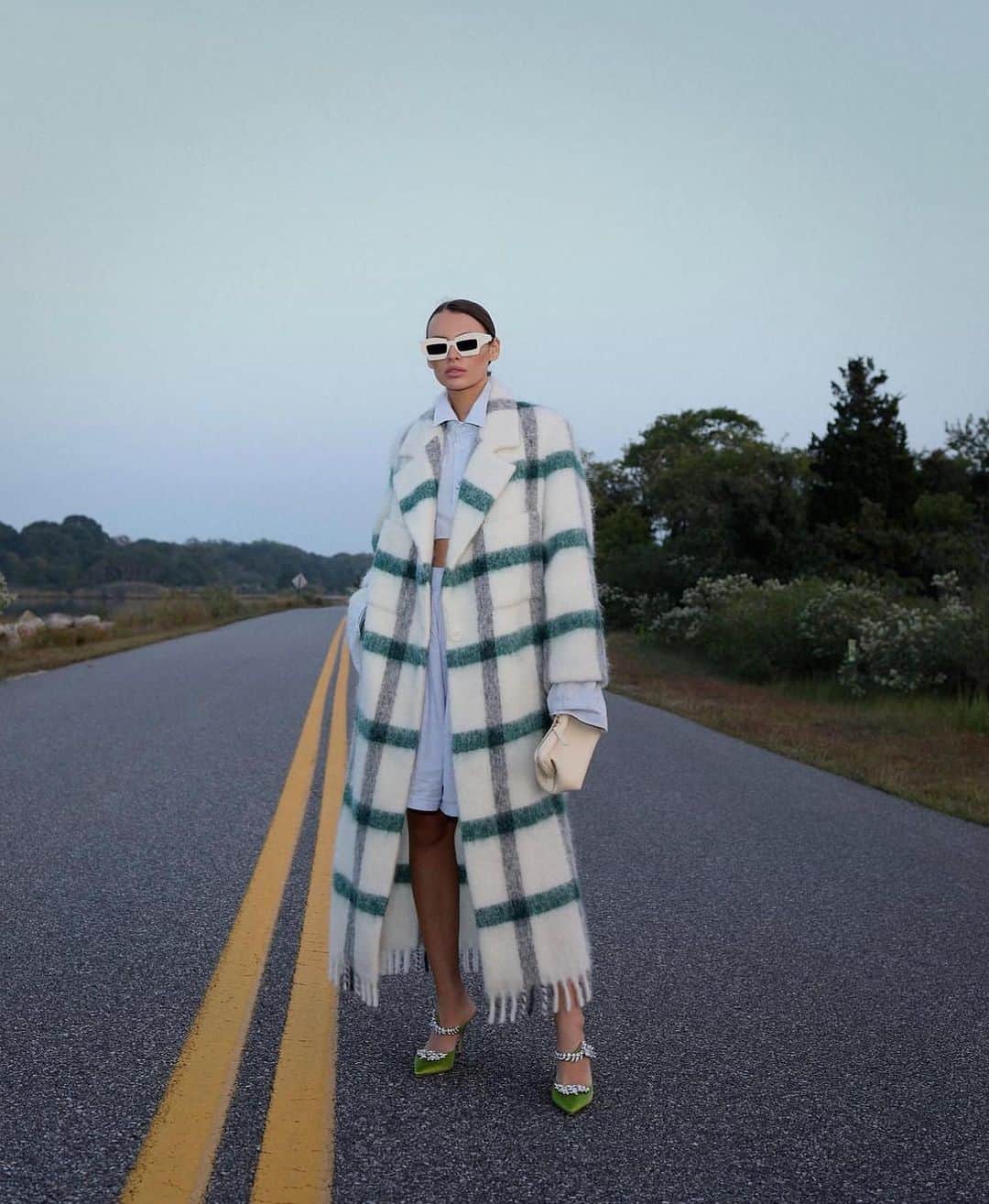 シューマッハさんのインスタグラム写真 - (シューマッハInstagram)「🤍 @withkro in our CHECKED SOFTNESS coat   #coats #fallwinter #dorotheeschumacher」10月30日 4時58分 - dorotheeschumacher