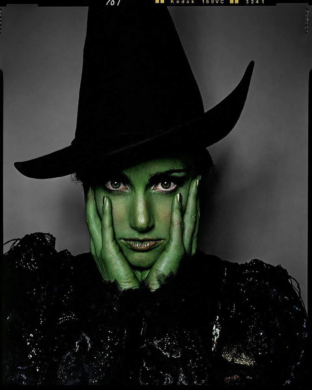 イディナ・メンゼルさんのインスタグラム写真 - (イディナ・メンゼルInstagram)「This is my favorite Elphie photo of all time. Who said the Wicked Witch of the West couldn’t be glamorous?  Photo by @henryleutwyler #OGG #OriginalGreenGirl #WICKED20」10月30日 5時00分 - idinamenzel