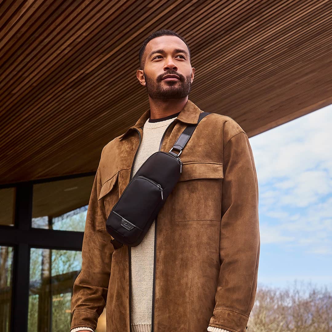 トゥミのインスタグラム：「Take in the scenery as you go hands-free with the Riis Sling.  #TUMI」