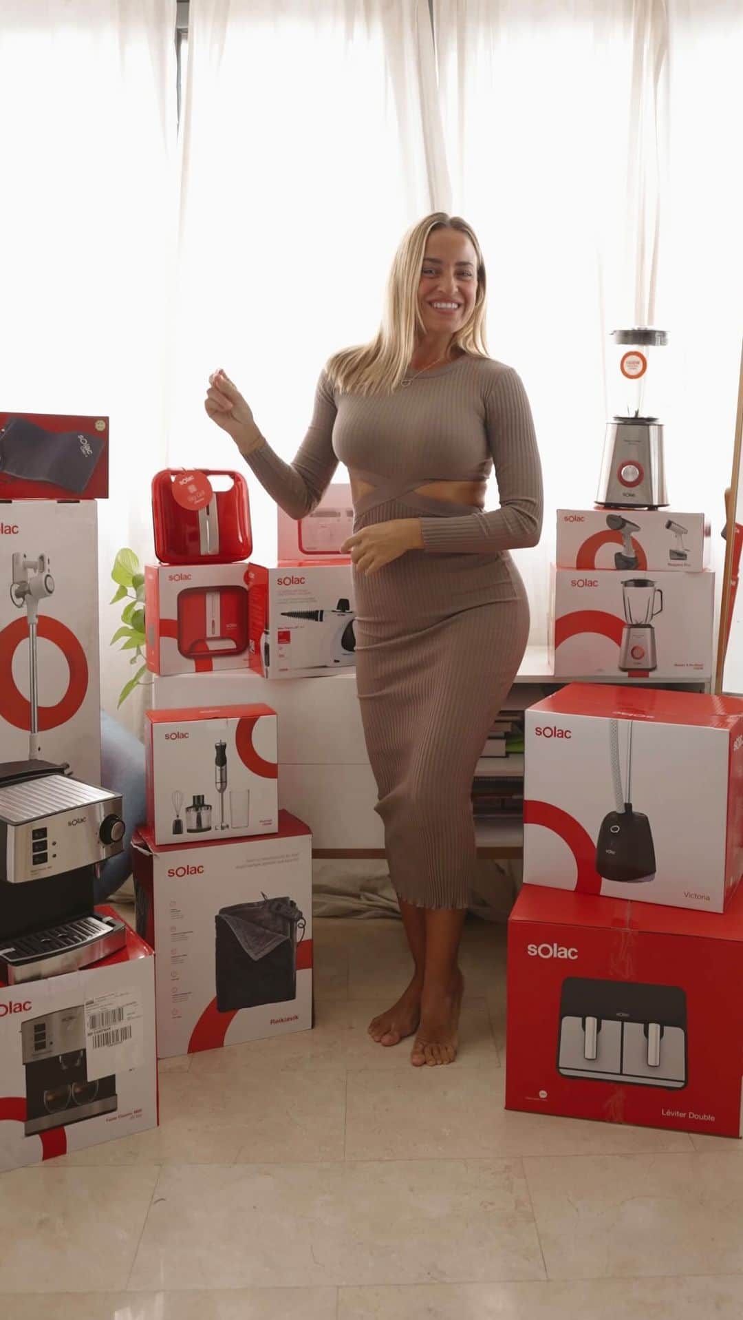 ジェマ・マリンのインスタグラム：「SORTEO CERRADO 🔴  ¿Queréis ganar un súper lote de productos @solac_es como el nuestro?  Participar es muy sencillo: 🌟Dar like a la foto ❤️ 🌟Guardar esta publicación📩 🌟Seguir a @gemma_marin  @mamadeelena @pinceladas_de_mi_hogar y a la marca @solac_es   🌟Comentar la foto etiquetando a 1️⃣ amig@. Puedes participar las veces que quieras etiquetando siempre a personas diferentes.   ➕ 5️⃣participaciones extras si compartes el sorteo por stories mencionándonos para que podamos comprobar y en comentarios de este Reels ponéis extra1, extra2 y extra3…( uno por comentario).  🔎 Todos los pasos serán comprobados.  ⌛️El sorteo termina el próximo 5  de noviembre a las 23:59h.  📍Válido para toda España   El lote está compuesto por: 1. Cafetera Espresso Taste Classic M80 Inox 2. Aspirador escoba sin cable Turbobat Power 3. Freidora de aire Léviter Double 4. Plancha vertical Victoria 5. Batidora de vaso Beauty and the Beast 1500 6. Limpiadora a vapor Steam Jet 2.1 7. Plancha vertical Niagara Pro 8. Manta eléctrica Reikiavik 9. Almohadilla eléctrica Oslo+  10. Sandwichera Buon Panini II 11. Depiladora de cera Epil Pro Wax 12. Batidora de mano Pro Chef 1500  Mucha suerte!!! 🍀 🍀🍀🍀🍀🍀🍀🍀🍀  ATENCIÓN ‼️‼️ El ganador o ganadora será publicad@ editando esta publicación . No aceptéis perfiles falsos, y nunca mandaremos un link para registraros, y mucho menos os pediremos vuestro número de tarjeta. Cuidado con las estafas!!  #solac #electrodomesticos #😊」