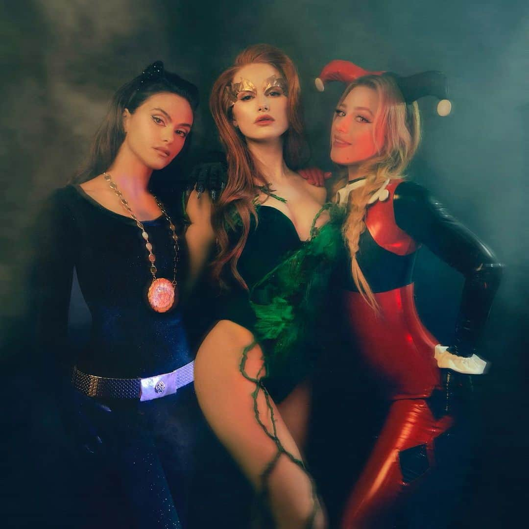 カミラ・メンデスさんのインスタグラム写真 - (カミラ・メンデスInstagram)「gotham city sirens 🚨 @cibellelevi」10月30日 5時05分 - camimendes