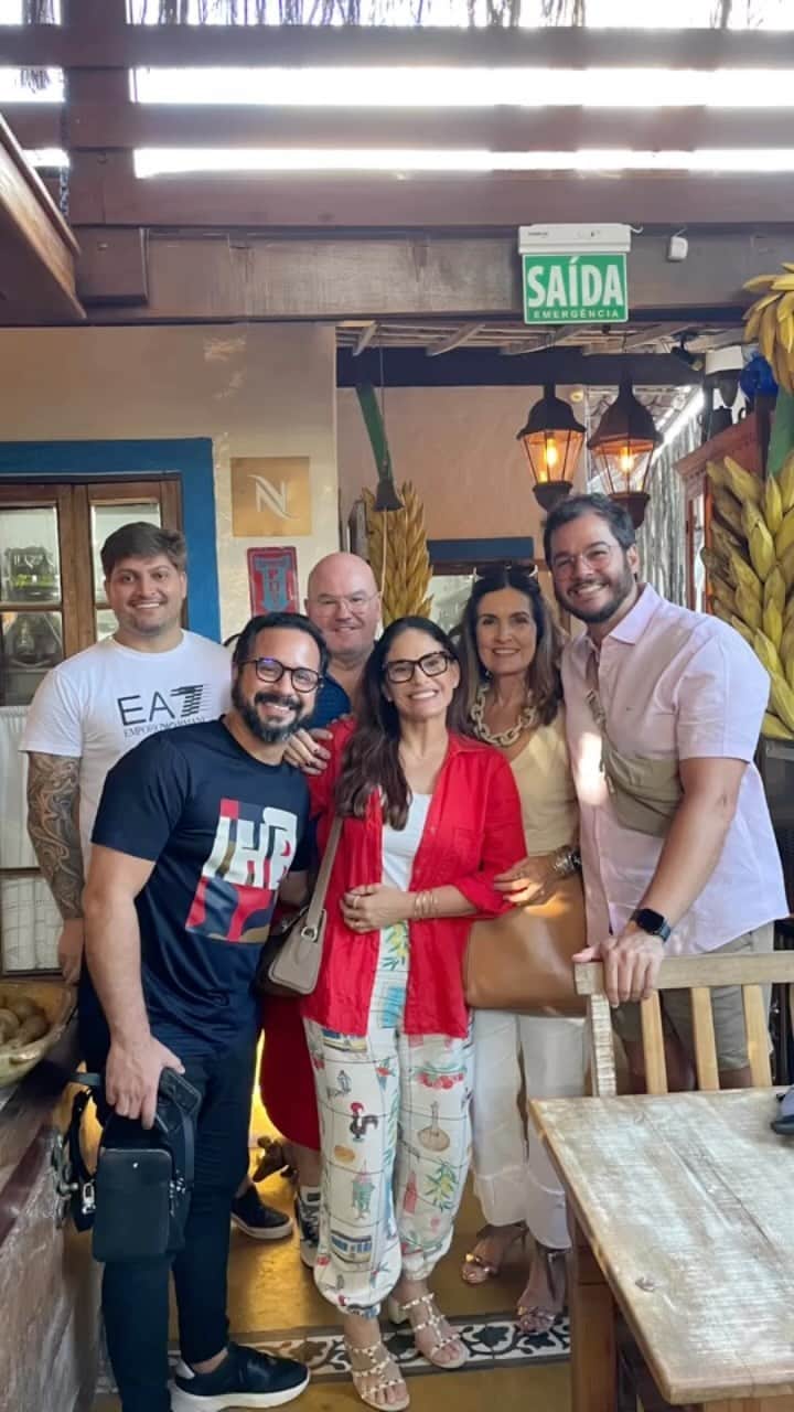 ファチマ・ベルナルデスのインスタグラム：「Domingou com amigos, comida gostosa e conversa divertida.」