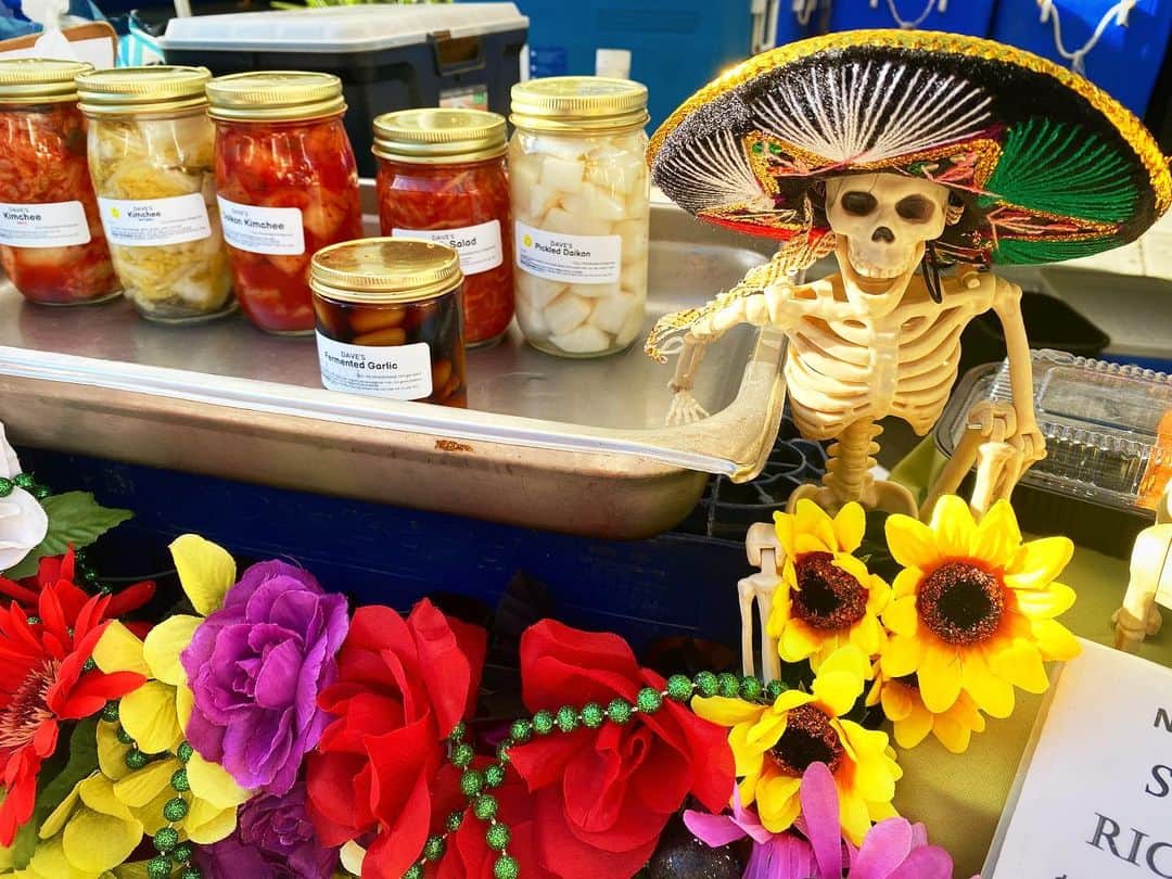カミーラ・ベルのインスタグラム：「You know it’s a good Sunday when a Día de Los Muertos representative and kimchi hang out ✌️ 🎃💀 #bomdomingo #feira #happysunday #farmersmarket  #almosthalloweenbaby」
