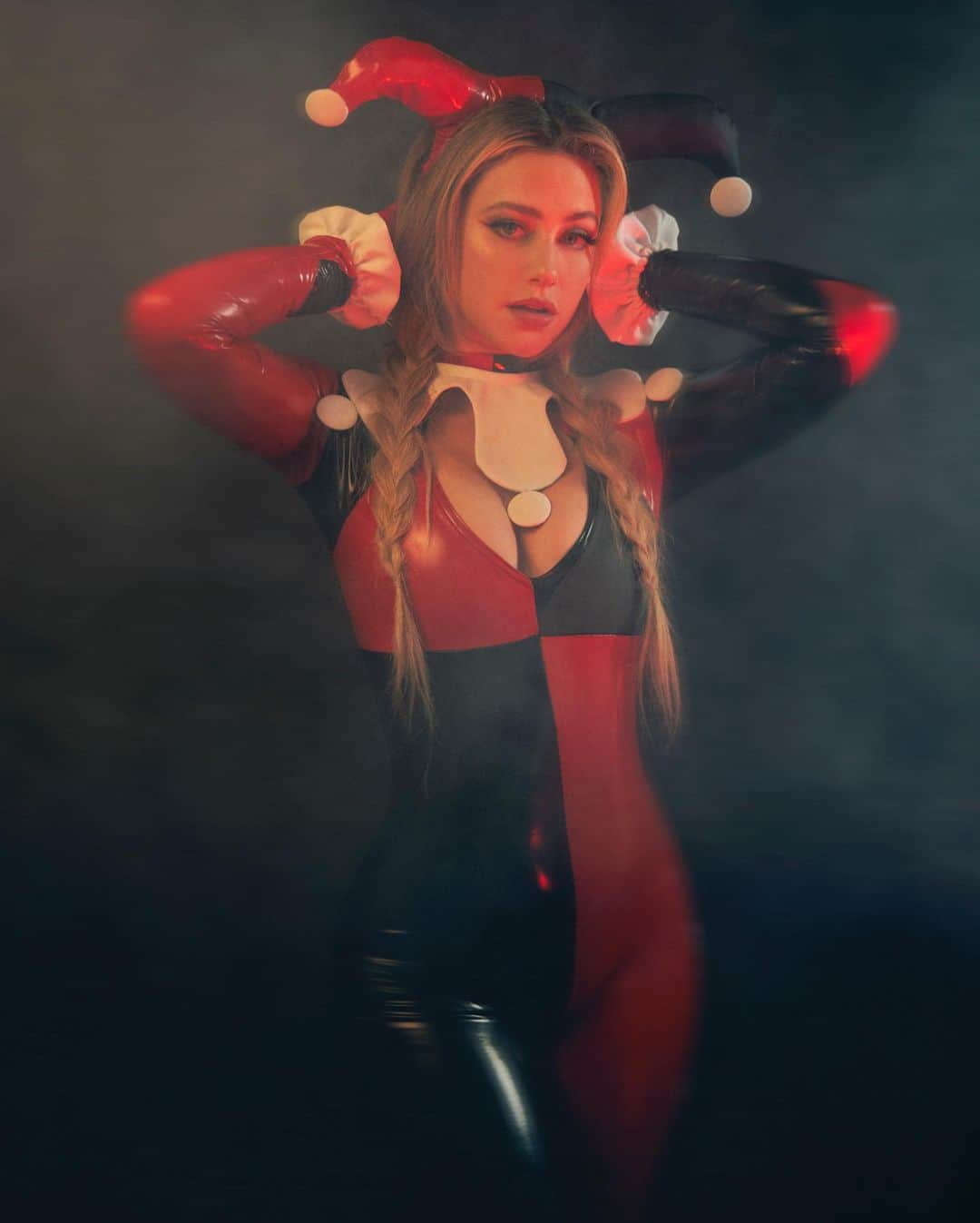 リリ・ラインハルトのインスタグラム：「“Oh, come on, Puddin’! Don’t you wanna rev up your Harley?”   📸: @cibellelevi」