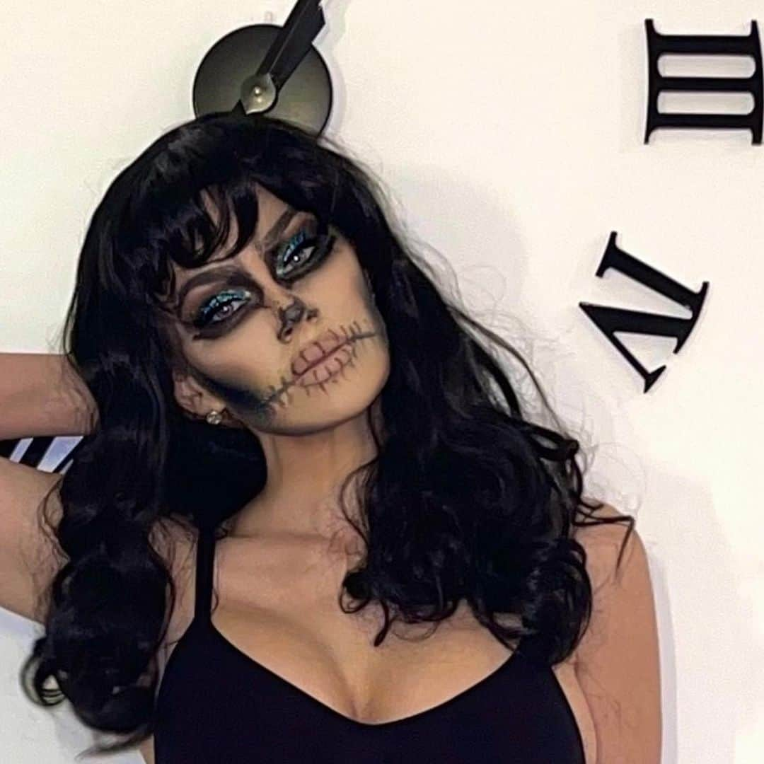 ジェサ・ヒントンさんのインスタグラム写真 - (ジェサ・ヒントンInstagram)「Undead Goth Barbie 💀  Saw a picture on Pinterest and asked Ky to put his own spin on it. His first time doing my makeup and he said it’s the last 😂   Had so much fun last night but since I was driving … @1stphorm energy while the others brought flasks 😂」10月30日 5時29分 - jessahinton