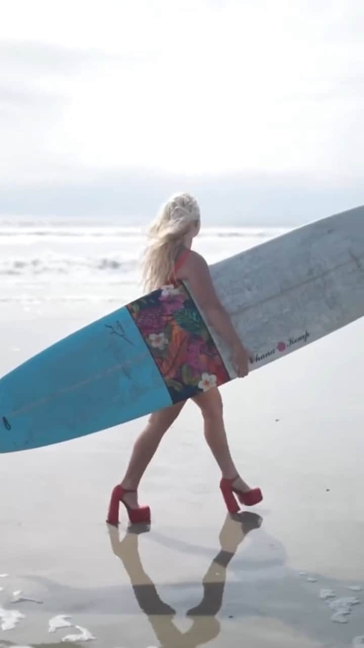 ジョジー・マランのインスタグラム：「The mood boost we need before another week! In case you needed a reminder that women can do it all, @hopewaidley is here to show us! 👠😍🏄‍♀️」