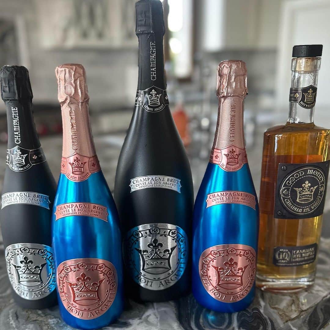 フロイド・メイウェザー・ジュニアのインスタグラム：「Whether or not you're my biggest fan, don't let personal preferences get in the way of exquisite taste! What you drink isn't a personality contest, it's about savoring greatness!  Now I don't have to be a connoisseur to know a great product when I see one! @lebonargent Champagne and @goodmoneywhisky is a Top Tier selection of Champagne and Whiskey consistently rated above 90 in taste and quality by Southern Wine and Spirits and more.    I invest in superb lifestyle and exceptional experiences and Our Champagne and Whiskey Transcends All Barriers To Deliver The Best of The Best!   #FlavorOverFeelings」