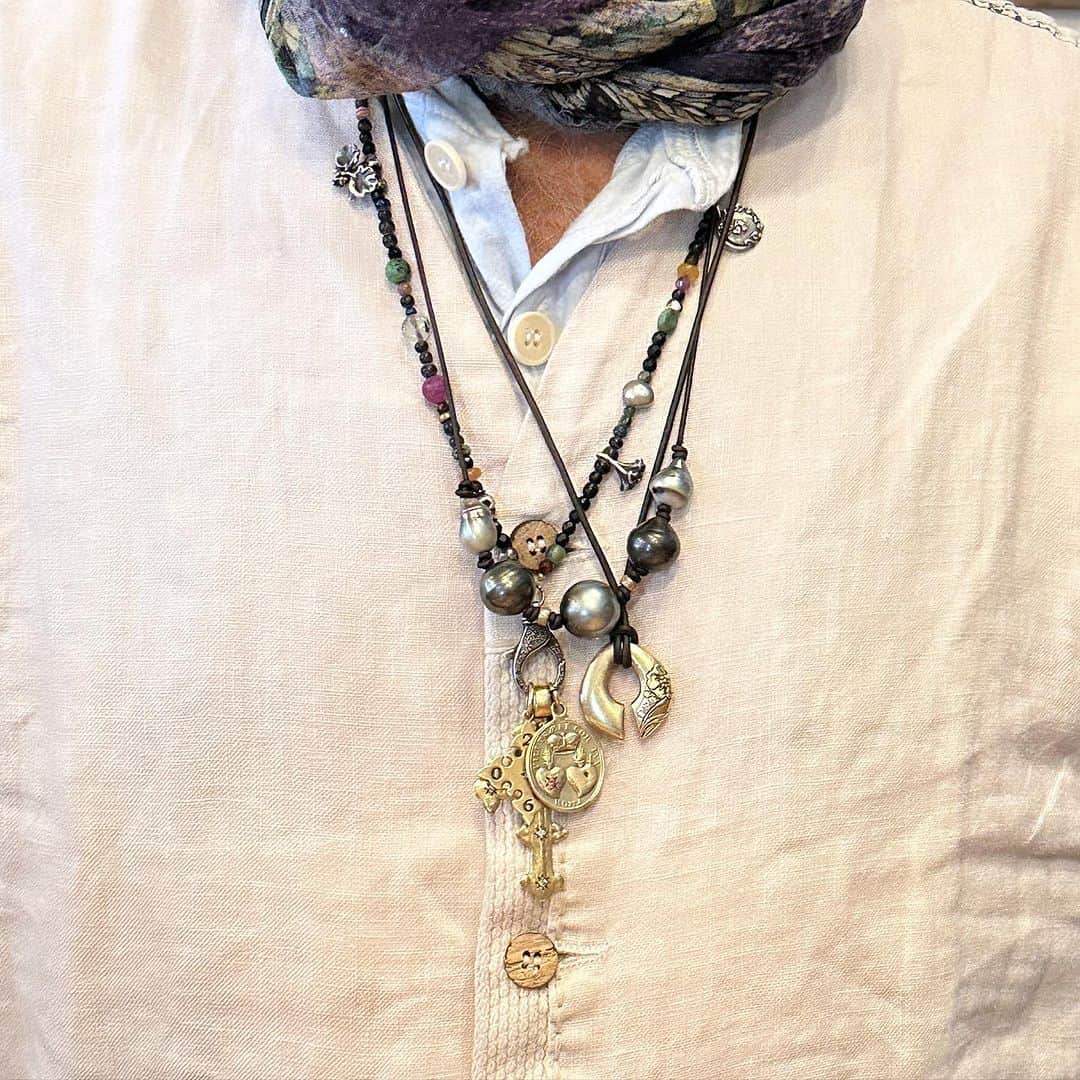 キャサリン ミッシェルのインスタグラム：「Sunday date with a well dressed gentleman. Three button tee shirt @cpshades , vest @drcollectors. Tahitian pearls and gold amulets and scarf by me #jewelryasmedecinecm #goldamulets #cpshades #lunchdate #plantbased #sanfrancisco #Tahitianpearls #amulets」