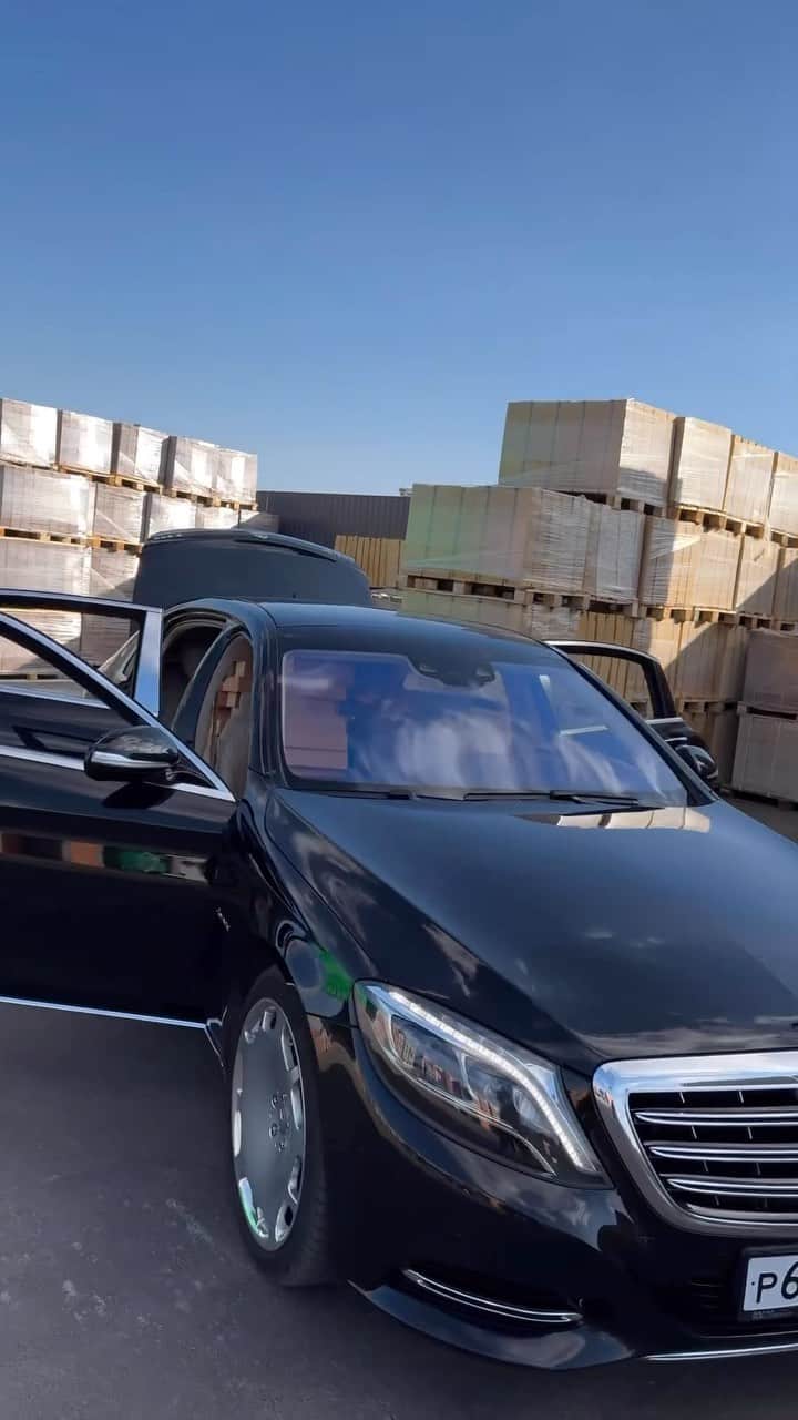 CarsWithoutLimitsのインスタグラム：「Driving with a load that’s a different kind of weight. 💰 #MaybachMoments @chebotarev_life」