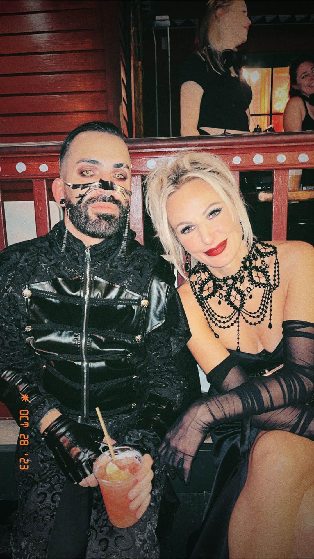 クリスティ・ルーカジアックのインスタグラム：「Vampire nights in New Orelans with my fav @s_c_mayo  And working on a bucket list project for the ages 🖤」