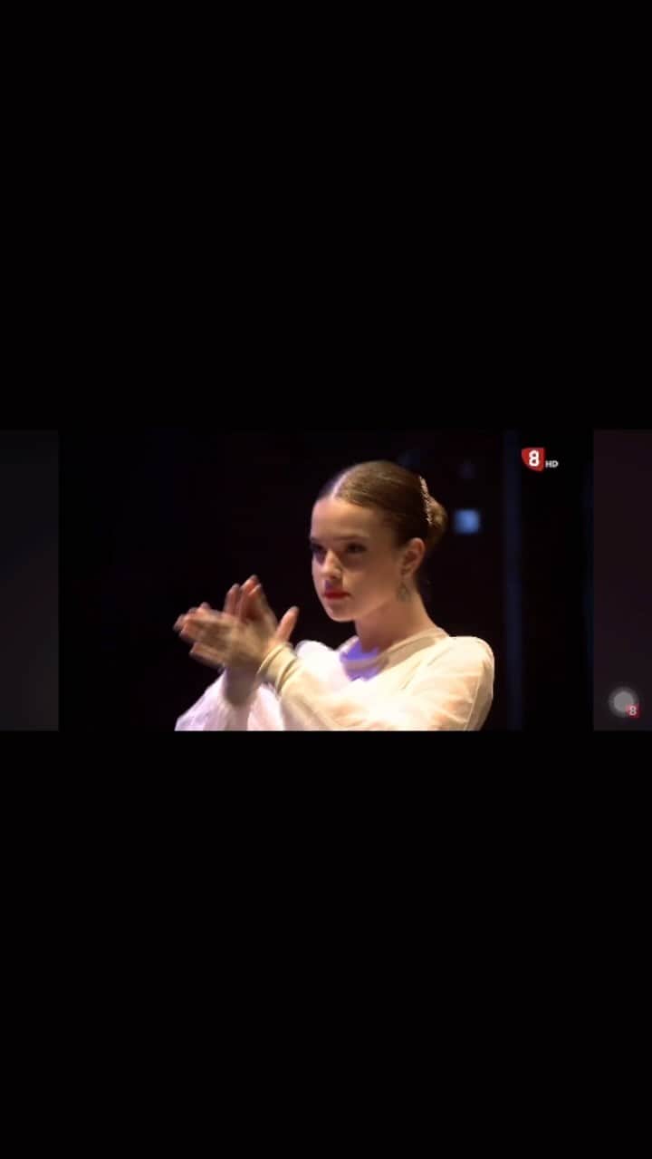 アイリーン・オルベラのインスタグラム：「Os deseo una bonita semana …!!! 🤗 … I wish you a nice week…!!! 🤗 . . . #momentosunicos  #feliz #agradecida #videooftheday #dancer #ireneolvera #flamenco #violin #art #love #happy #reels #lovely」