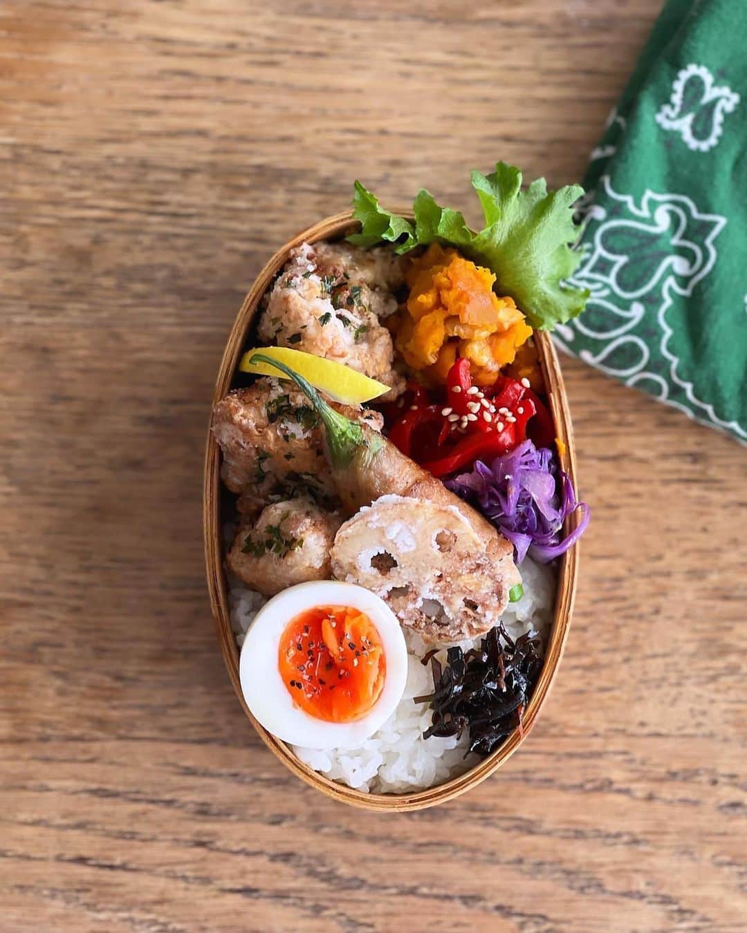 神崎恵のインスタグラム：「・ のり塩唐揚げ弁当。 かぼちゃのマッシュ胡桃入り。 赤ピーマンのきんぴら。 紫キャベツのナムル。 シシトウの肉巻き。 昆布の佃煮。 ゆで卵。 蓮根揚げ。 肉巻きは、仕上げにじゅっと煮詰めた醤油をからめてます。 唐揚げは明太マヨのせと迷いましたが、 今日は青のりがけ。 ２枚目は、この色があればお弁当がにぎやかになる色合わせ。 赤、紫、黄色、緑、茶色。 きんぴらと肉巻きは、なにを巻いても炒めても美味しいから助かります。 今週は11月突入ですね。なんとはやい💨  #お弁当 #恵弁 #meggben」