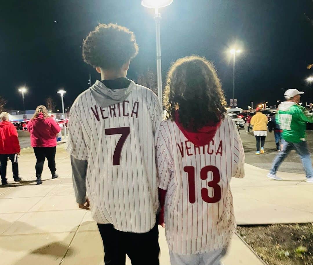 トム・ベリカのインスタグラム：「Took the fam back to hometown to see the @phillies in the playoffs. Not the result we wanted but proud of the #fightinphils for a helluva season. And a HUGE thank you to @mhgophils for all you do! Including these kick in threads!!😉」