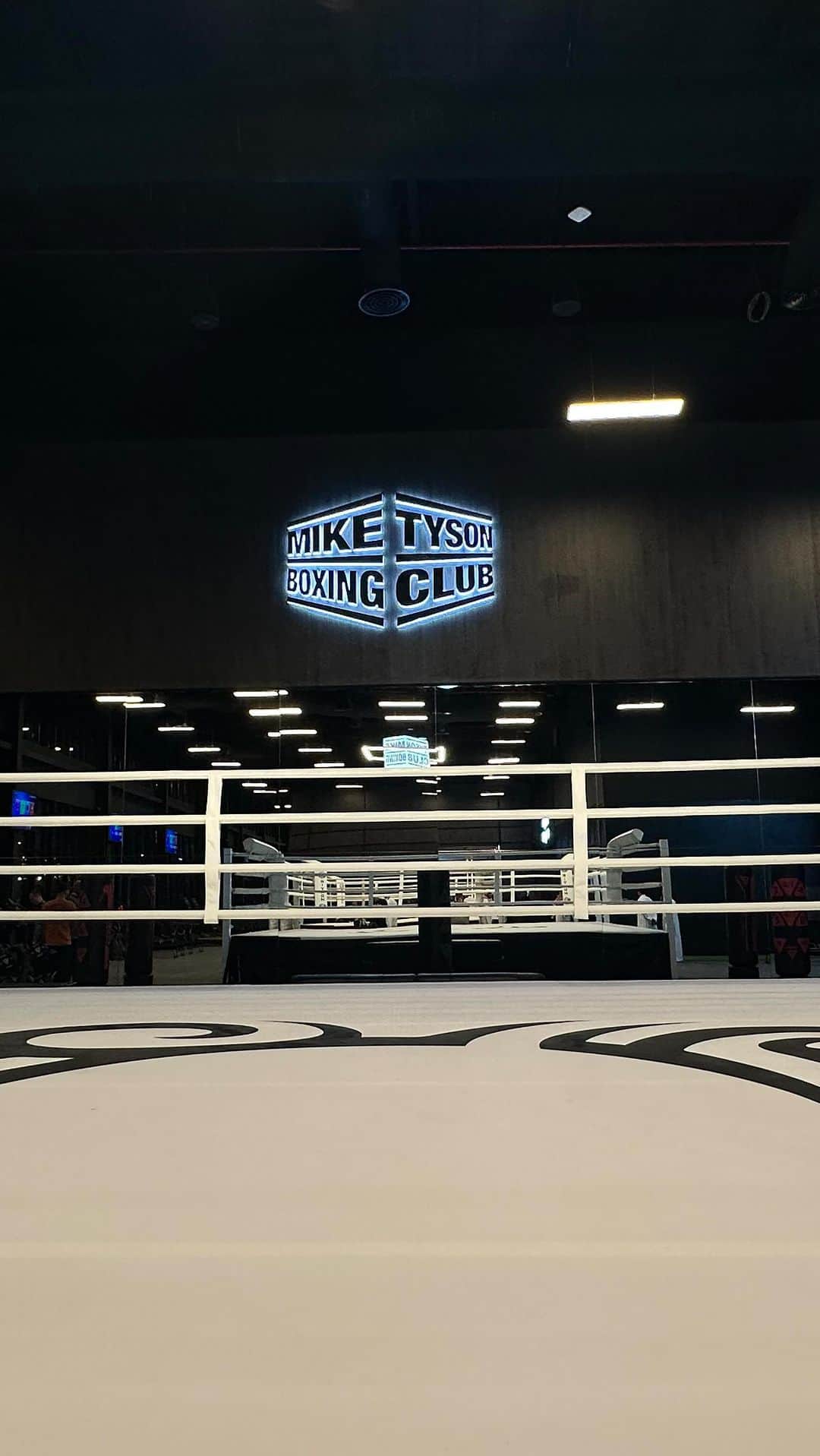 ミゲール・コットのインスタグラム：「What an spectacular boxing gym @miketyson and Excellency @turkialalshik have in Riyadh, Saudi Arabia Thank you for keeping boxing alive #LivBoxing #WARCotto4Ever  @riyadhseason #FURYNGANNOU #RIYADHSEASON」