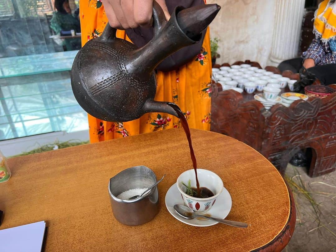 榎戸教子さんのインスタグラム写真 - (榎戸教子Instagram)「【エチオピア】 エチオピアのコーヒー文化。 中国茶と似たような茶器、 店内はお香が焚かれ、 砂糖をどっさり入れ、 時に葉っぱを入れて味変。 どの店先でも豆を焙煎しています。 知らないことが多すぎてワクワクします。  #ethiopia #coffee #ethiopiancoffee #trip #africa #コーヒー #cafe #カフェ #worldtraveler #世界一周」10月31日 10時00分 - noriko_enokido