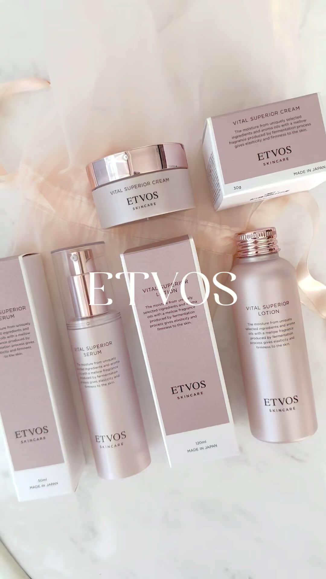 Ayakaのインスタグラム：「10/4に発売されたエトヴォス最高峰のスキンケア ヴァイタルスペリアライン🌹 @etvos.jp  * 敏感肌でも守るだけでなく攻めのスキンケア、 ハリ、弾力ケアができる…❤︎ * ヴァイタルスペリアローション 5,940円 乾燥小ジワにアプローチ！ お肌を柔らかくほぐしてくれる。 * ヴァイタルスペリアセラム 8,470円 お肌の質感が高まる保湿美容液 * ヴァイタルスペリアクリーム 8,910円 これが好きすぎる…！ 蓋を開けるとそのまま クリームのツノが立ってるんだけど このこってりしたテクスチャが良い。 乗せるとスーッと伸びて 保湿の後は 薄い膜でカバーされたようになるのです〜 * このスキンケアライン、 ベルサイユローズ、 サンダルウッド、カシスの とんでもなく良い香りの アロマオイルが入ってて… 発表会のときのバラに囲まれた空間が そのままお家で体感できる😍 * ピンクのパッケージも可愛いし コンパクトなサイズ感も 使いやすくていい✨ * 商品は提供していただきました✨ * #エトヴォス #etvos #ヴァイタルスペリアライン #ヴァイタルスペリアクリーム #スキンケア紹介 #エフィセント358 #ママ美容 #pr」