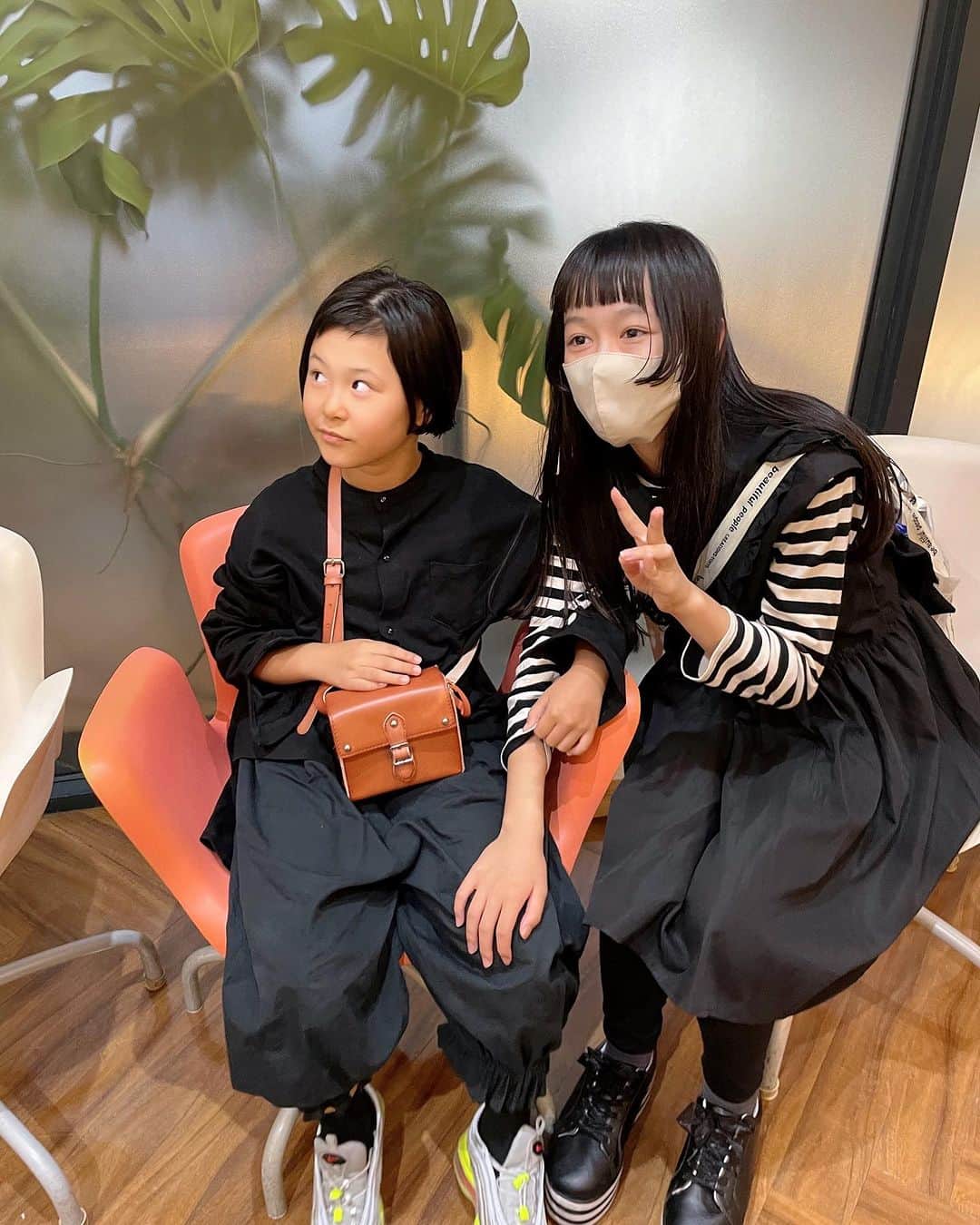 田中真奈美さんのインスタグラム写真 - (田中真奈美Instagram)「とっても素敵な姉妹💓💓 妹ちゃんとはお久しぶりでスーパーロングに伸びてた髪を短くカット✂️ どこまでも短いのを希望してくれるからこのくらいにしようよ！！😂🙌🏻ってお話しながら💓全く長いのに未練がないのがまた可愛かった〜💓前髪はこうペタッとしたいの！としっかり希望を言ってくれました🥰🙏🏻 . お姉ちゃんとは初めまして💓 前髪以外はほとんど切った事がないスーパーロングな髪の毛をドキドキしながらカット💓反応がずっと可愛かった〜😍横は姫カットがご希望だったので思いきりパツンと✨🎵 . 2人共バッサリカットをお任せしていただきありがとうございました✨ ママとの再会も嬉しい〜💓 いつか2人でもゆっくりお話ししたいですね😁🙌🏻🙌🏻😁 . またお手入れにいらしてくださいね🥰🙏🏻💓 . . . #福岡美容室  #天神美容室  #大名美容室」10月15日 22時37分 - manami717