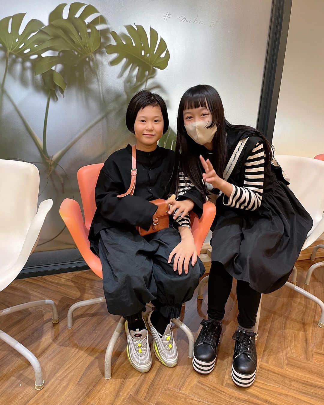 田中真奈美さんのインスタグラム写真 - (田中真奈美Instagram)「とっても素敵な姉妹💓💓 妹ちゃんとはお久しぶりでスーパーロングに伸びてた髪を短くカット✂️ どこまでも短いのを希望してくれるからこのくらいにしようよ！！😂🙌🏻ってお話しながら💓全く長いのに未練がないのがまた可愛かった〜💓前髪はこうペタッとしたいの！としっかり希望を言ってくれました🥰🙏🏻 . お姉ちゃんとは初めまして💓 前髪以外はほとんど切った事がないスーパーロングな髪の毛をドキドキしながらカット💓反応がずっと可愛かった〜😍横は姫カットがご希望だったので思いきりパツンと✨🎵 . 2人共バッサリカットをお任せしていただきありがとうございました✨ ママとの再会も嬉しい〜💓 いつか2人でもゆっくりお話ししたいですね😁🙌🏻🙌🏻😁 . またお手入れにいらしてくださいね🥰🙏🏻💓 . . . #福岡美容室  #天神美容室  #大名美容室」10月15日 22時37分 - manami717