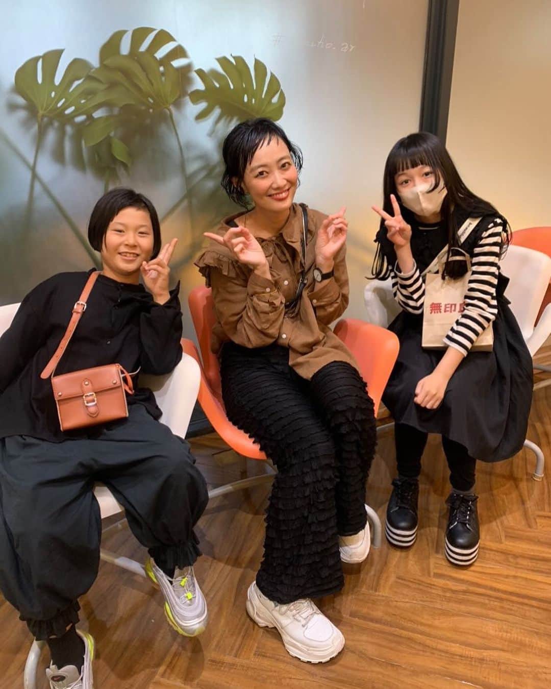 田中真奈美さんのインスタグラム写真 - (田中真奈美Instagram)「とっても素敵な姉妹💓💓 妹ちゃんとはお久しぶりでスーパーロングに伸びてた髪を短くカット✂️ どこまでも短いのを希望してくれるからこのくらいにしようよ！！😂🙌🏻ってお話しながら💓全く長いのに未練がないのがまた可愛かった〜💓前髪はこうペタッとしたいの！としっかり希望を言ってくれました🥰🙏🏻 . お姉ちゃんとは初めまして💓 前髪以外はほとんど切った事がないスーパーロングな髪の毛をドキドキしながらカット💓反応がずっと可愛かった〜😍横は姫カットがご希望だったので思いきりパツンと✨🎵 . 2人共バッサリカットをお任せしていただきありがとうございました✨ ママとの再会も嬉しい〜💓 いつか2人でもゆっくりお話ししたいですね😁🙌🏻🙌🏻😁 . またお手入れにいらしてくださいね🥰🙏🏻💓 . . . #福岡美容室  #天神美容室  #大名美容室」10月15日 22時37分 - manami717