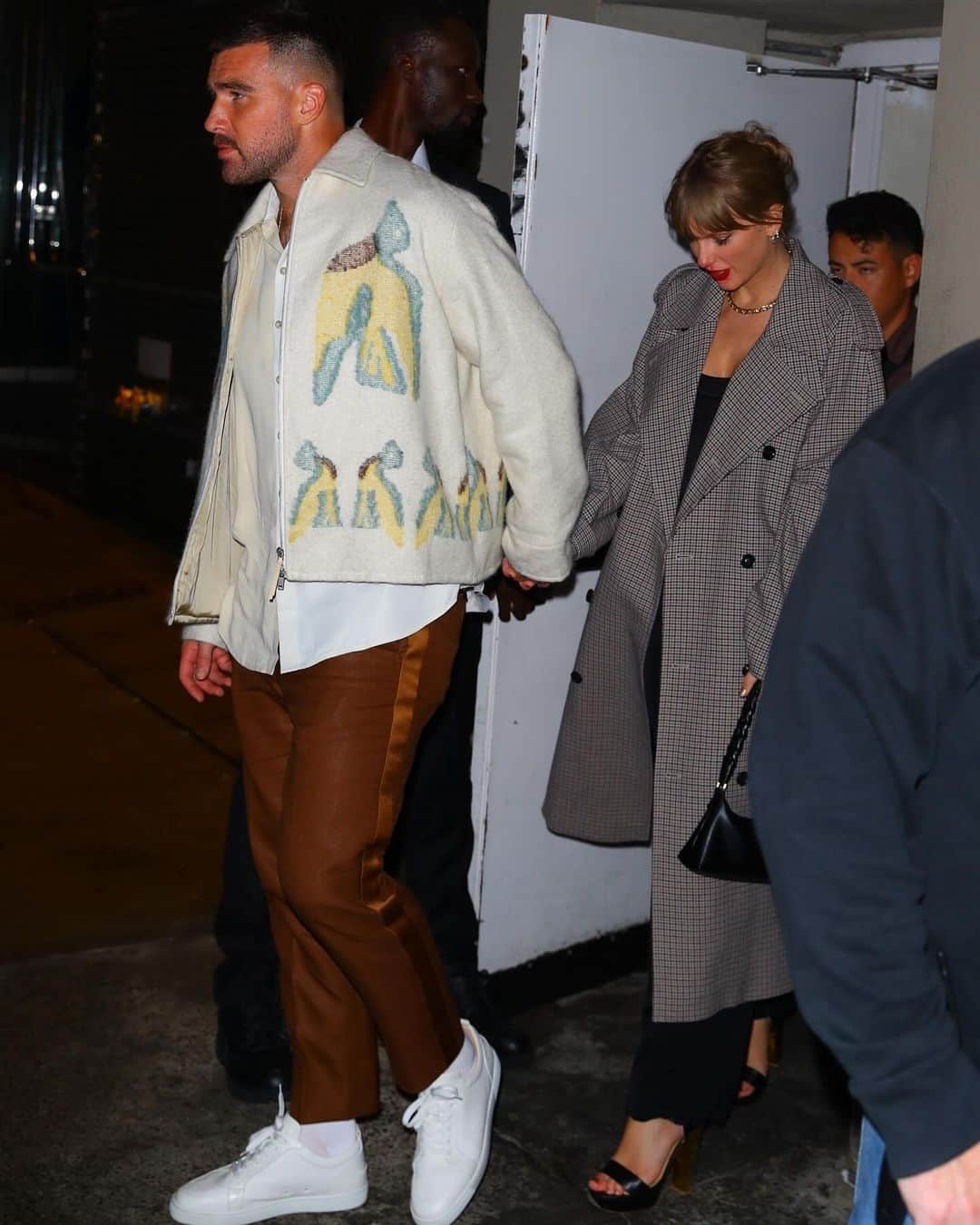 Just Jaredさんのインスタグラム写真 - (Just JaredInstagram)「Travis Kelce and Taylor Swift hold hands publicly for the first time at the #SNL after party in NYC! Tap this picture in the LINK IN BIO for more photos and details. #TravisKelce #TaylorSwift Photos: Backgrid」10月15日 22時38分 - justjared