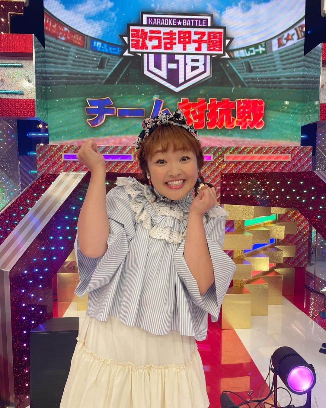 柳原可奈子のインスタグラム：「こんばんは🌇 今日はカラオケバトルU-18チーム対抗戦ご覧いただきありがとうございました😊 家族や友達と協力する楽しさが伝わってきたね🎶🎶  今回の衣装は　@manoushjapan さんの ブラウスがとても素敵でしたので、 あやのちゃん私物の帽子や💙ハケが丸くカットされて塗りやすい「ネイルズインク」のネイル💅でコーディネートしてみたよ☺️  エスプリークヴィニルグロウルージュPK800💋 @kose_official と ロムアンドヴェールライター02 @romand_jp  でお肌とリップに元気をプラスしました👏  🕊  衣替えをしながら 娘たちの成長を感じています☺️ 肌寒い季節です😊体調に気をつけてね❣️ またね👋❤️  #カラオケバトル」