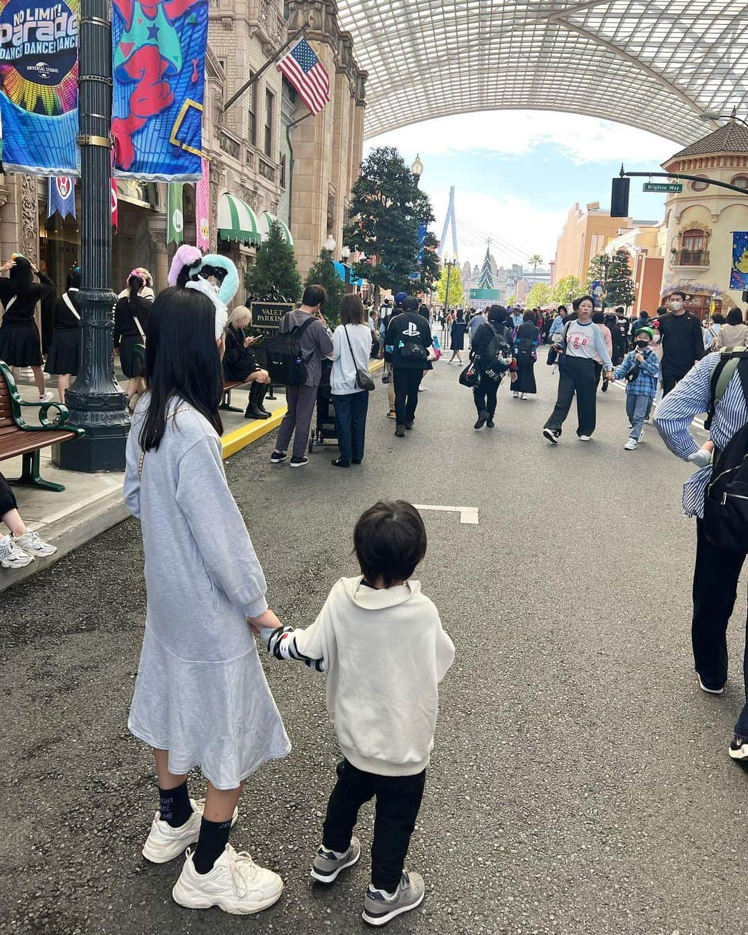 井上麻衣さんのインスタグラム写真 - (井上麻衣Instagram)「家族でUSJに行ってきたよー💓  子供も大人も楽しめる場所 久しぶりに朝からクローズ間際まで遊びました🙌  👦🏻は身長も伸びたので 乗れるアトラクションが増えて大喜び🥰  ハロウィン🎃の次はクリスマス🎄 来月も楽しみっ🎵  . . . . #family#kids#mama#usj #universalstudiosjapan  #ユニバ#ユニバーサル#ハロウィン #大阪#関西ママ#4児ママ#4児の母  #家族の日#ユニバコーデ#夫婦コーデ #ユニバーサルスタジオジャパン #ハロウィンユニバ」10月15日 22時41分 - mai_inoue