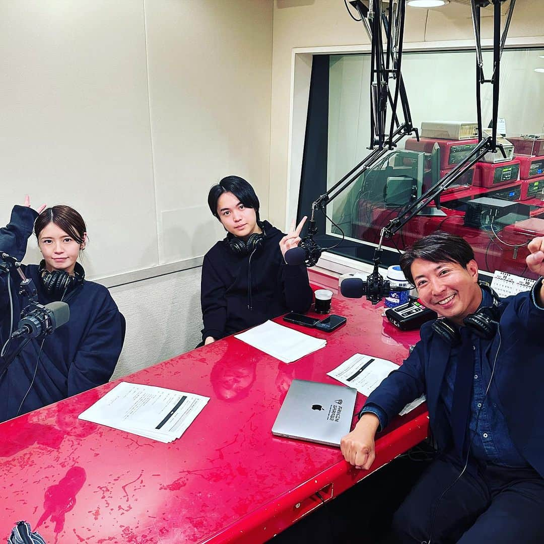 有村昆のインスタグラム：「今夜25時から、 bayfm「#バズTikナイト」オンエアだよ❣️  今、番組オリジナルキーホルダーが当たります！  buzz@bayfm.co.jp まで ご応募くださいませ😊  #有村昆　#九島遼太　#井口綾子　#bayfm」