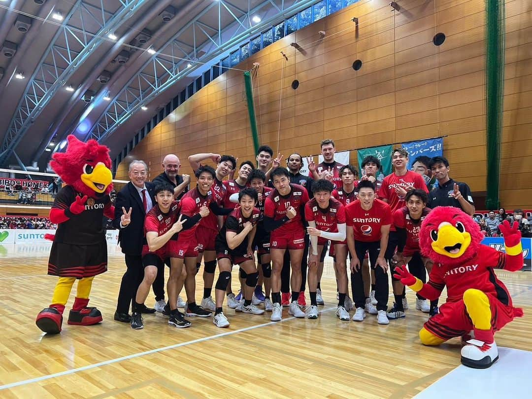 小野寺太志さんのインスタグラム写真 - (小野寺太志Instagram)「… vs 東京GB 3-2 WIN !!! みんなお疲れ様でした😉  #1015 #2勝目 #Vリーグ #サントリーサンバーズ」10月15日 22時43分 - taishi.o