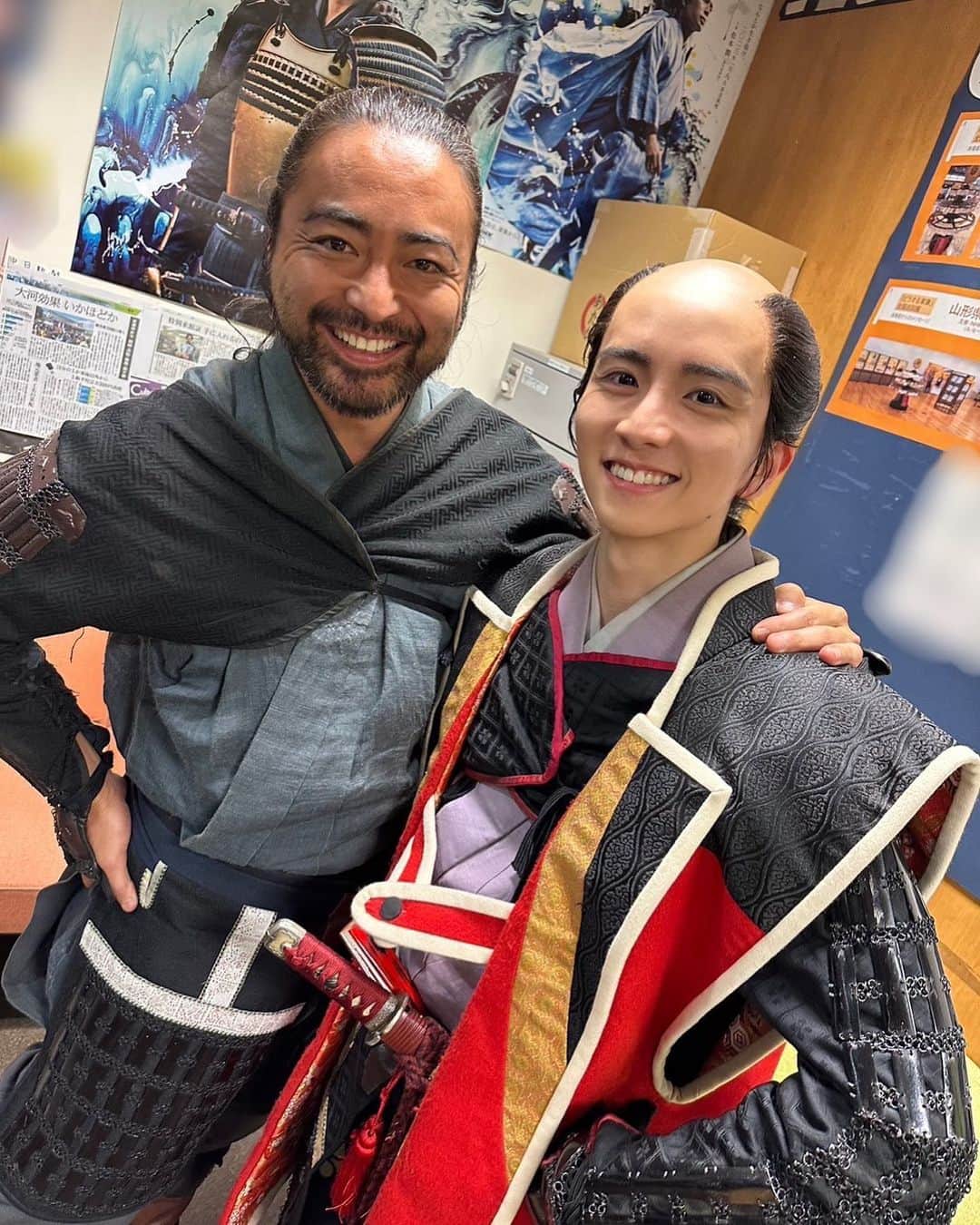 板垣李光人のインスタグラム：「事務所の大先輩である山田孝之さんと。  伊賀越えの節は大変お世話になりました。」
