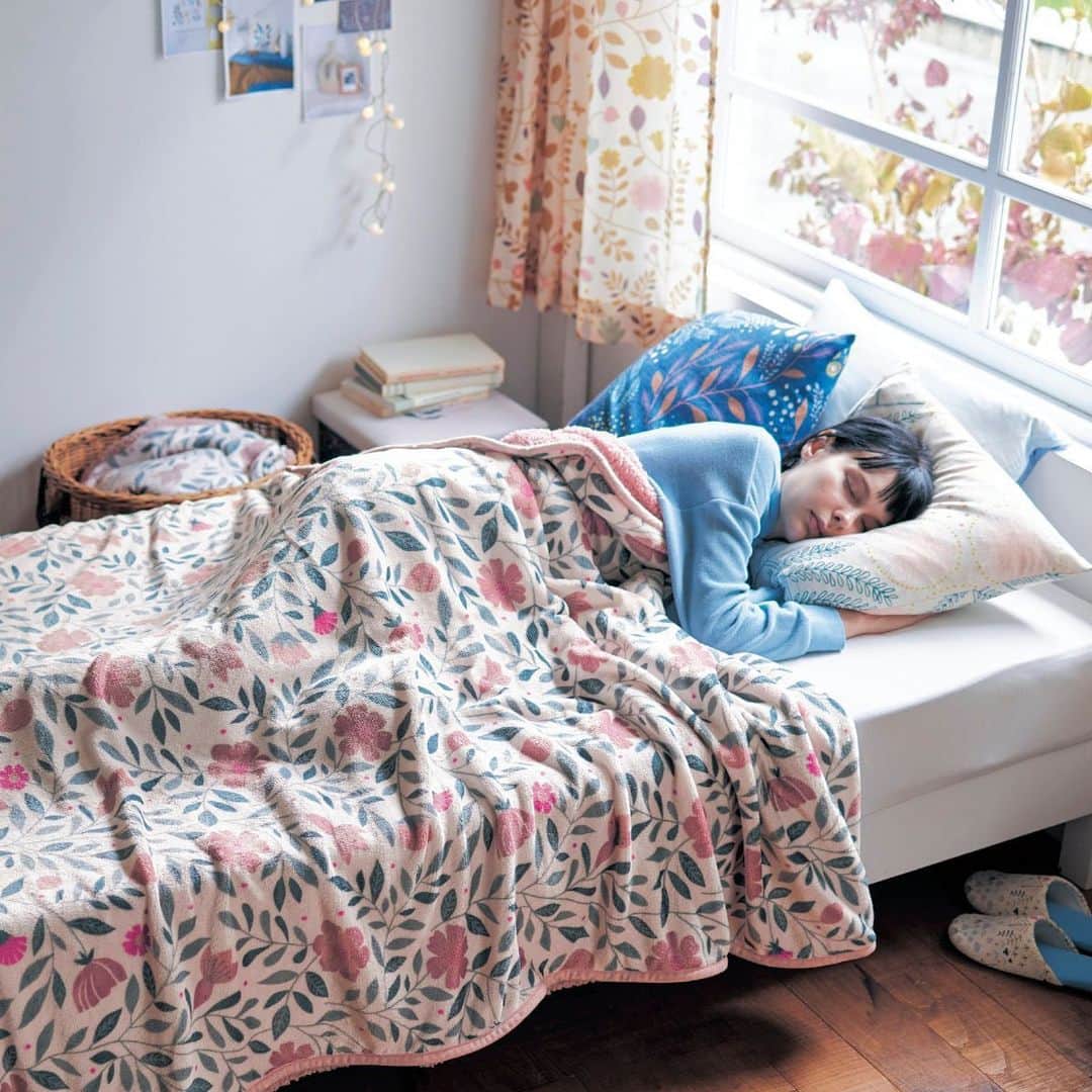 mini_labo_jp(ミニラボ) さんのインスタグラム写真 - (mini_labo_jp(ミニラボ) Instagram)「みなさん、寝具周りの模様替えはもうされましたか？  寝返りを打ってもしっかりくるまれる大きめサイズの毛布が登場しました。  表面はやわらかなマイクロファイバー、裏は無地のボア素材で寒い日もあたたか。  やさしいピンクが大人かわいいデザインです🛏  ―――――――  各アイテムのページは画像をタップしてご覧ください。 ベルメゾンサイトにて商品番号でも検索していただけます。  ☑ マイクロファイバーの大きめ毛布／英国ののどかな庭 商品番号：1236934  #minilabo #ミニラボ #ベルメゾン #BELLEMAISON #インテリア #寝室インテリア #リビングコーディネート #毛布 #寝具 #秋コーデ  #秋インテリア  #丁寧な暮らし #花柄 #おしゃれな暮らし #日常を大切に #暮らしを楽しむ #シンプルに暮らす」10月15日 21時10分 - mini_labo_jp