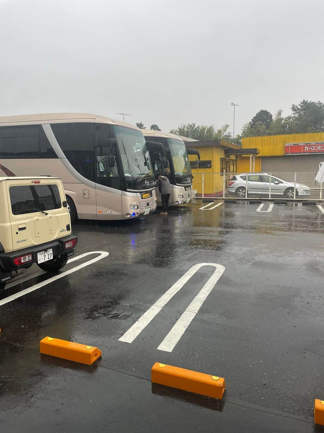 都築龍太のインスタグラム：「お世話になってる自治会の4年ぶりのバス旅行に参加させて頂きました。 あいにくの雨でしたが70名の方達と楽しく交流させて頂きました。」
