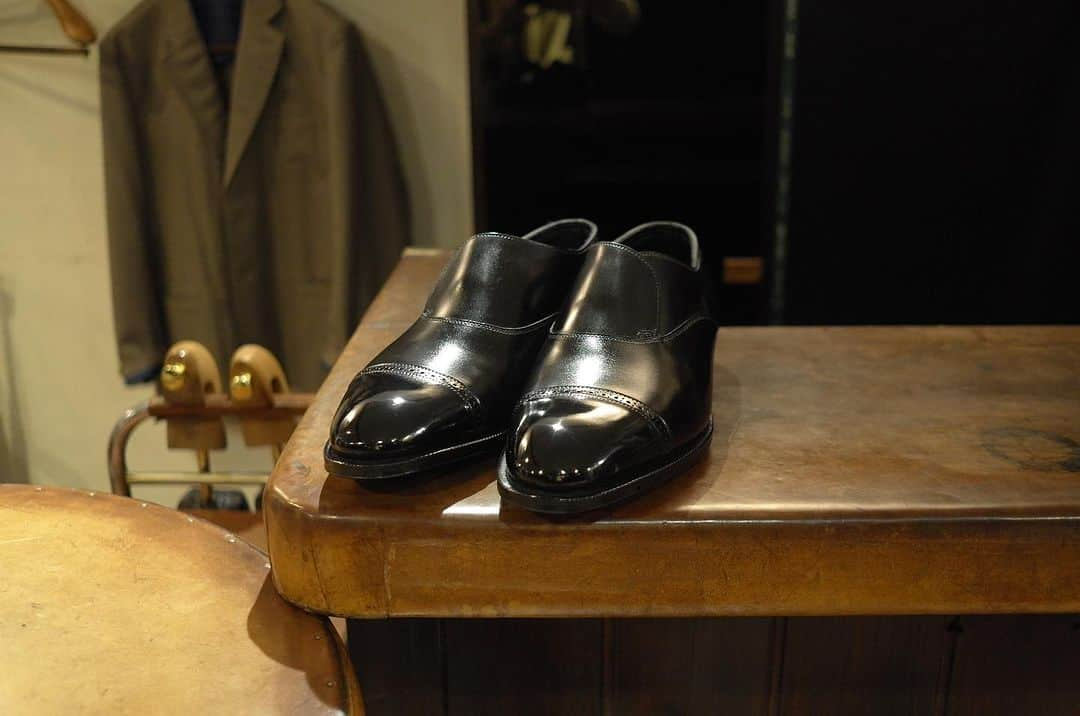 Yuya Hasegawaさんのインスタグラム写真 - (Yuya HasegawaInstagram)「@johnlobb  伊勢丹レザー博でお目見えした復刻モデル。ローファーだけどもキャップをしっかり光らせてドレス顔に。今回のレザー博は攻め具合がお見事でした👏  #johnlobb #phillip2loafer #brifth #shoeshine」10月15日 21時10分 - yuya.hasegawa.brift.h