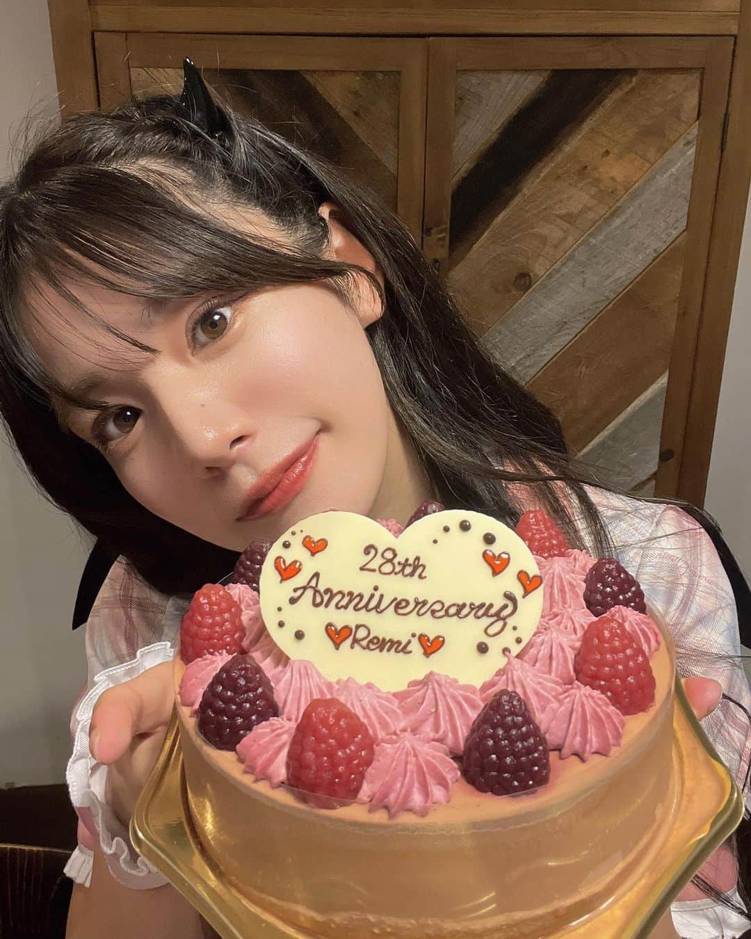 澄川れみのインスタグラム：「. お誕生日ケーキもらった🎂💗💗」