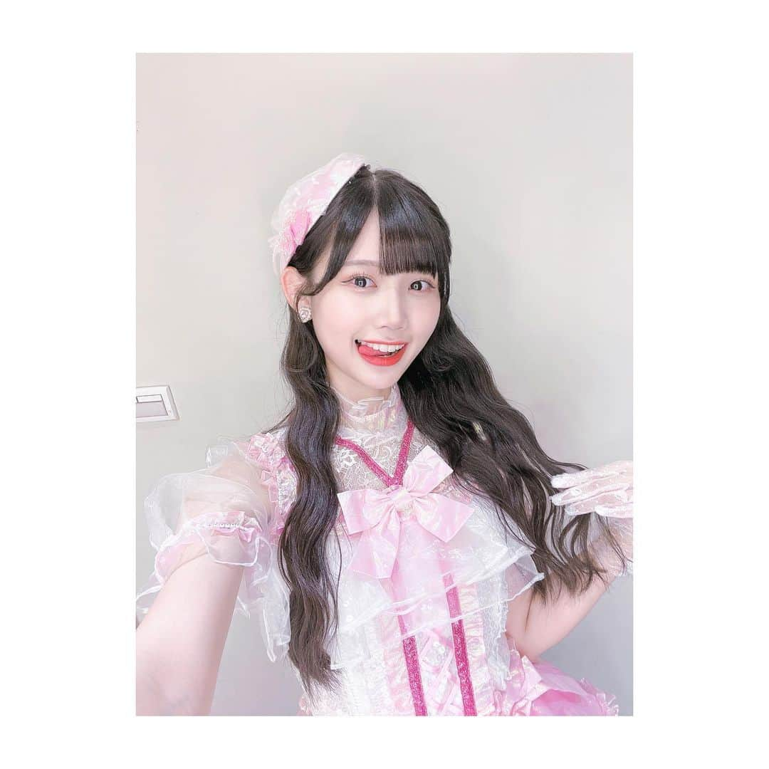 林于馨のインスタグラム：「. 十月公演的新Unit✨✨ 這次是 #帶我去溫布頓 👸🏻💖 好久沒有穿這麼𝐏～𝐢𝐧𝐤的衣服有點不習慣哈哈 Glory Days跟溫布頓的反差感🧏🏻‍♀️ 這次沒看到的人只能讓你們看看照片了😗 - #ウィンブルドンへ連れて行って 🕊𓂃𓈒𓏸︎︎︎︎ 今月の公演で初披露！➰🎀🤍 久しぶりのピンク衣装でちょっと慣れない(∀) Glory Daysとウィンブルドンのギャップどうだったー？ 今回見逃したみんなに写真だけ提供します♡ - #AKB48 #AKB48TeamTP #TeamTP  #れいち #林于馨 #手をつなぎながら #公演 #手牽手公演 #三創 #ClapperStudio」