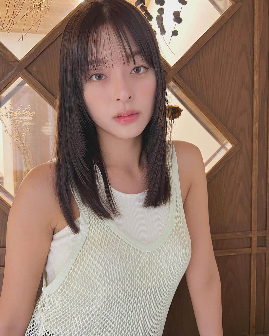 兼井遼のインスタグラム：「オリーブグレージュ＊ フェイスレイヤー＊  柔らかくほつれるヘア😌  ツヤのある 暗くても透明のある カラーならお任せください☺️  10月のご予約も まだまだお取りできます🙇🏻  ご質問などは コメントにてお問い合わせください！😌  #ケアカラー  #ヘアアレンジ  #ケアダブルカラー  #巻き方  #髪質改善カラー  #イルミナカラー  #ミルクティーベージュ #グレージュ  #ケアブリーチ  #ハイライトカラー  #ハイトーンカラー  #ブリーチ  #ダブルカラー   #インナーカラー  #オリーブアッシュ  #グラデーションカラー  #グレージュカラー  #ツヤトーン  #パーマ  #艶髪  #外国人風  #髪質改善トリートメント  #くびれヘア  #シースルーバング  #髪質改善  #ラベンダーグレージュ  #オリーブグレージュ  #トリートメント  #ヘアアクセサリー　#インナーハイライト」