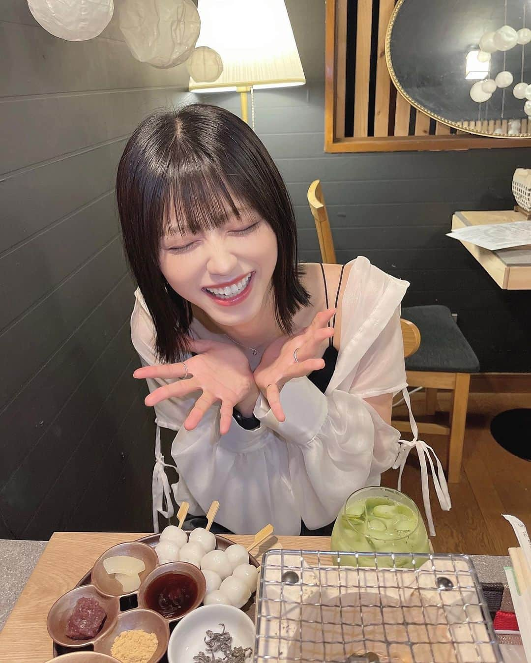 西野千明のインスタグラム：「なんか最近食べてばっかじゃん^-^ 食欲の秋だからいっか^-^(でもこの時夏) 沢山食べてる方がみんなも安心するよね . #浅草 #asakusa #ingni #kastane #団子 #お団子 #夏 #summer #夏コーデ #summerfashion #インナーカラー #japan #idol #pwc #白キャン #真っ白なキャンバス #西野千明 #アイドル #いいね #ボブ #ショートボブ #followｍe #instagood #fashion #like4like #ootd」