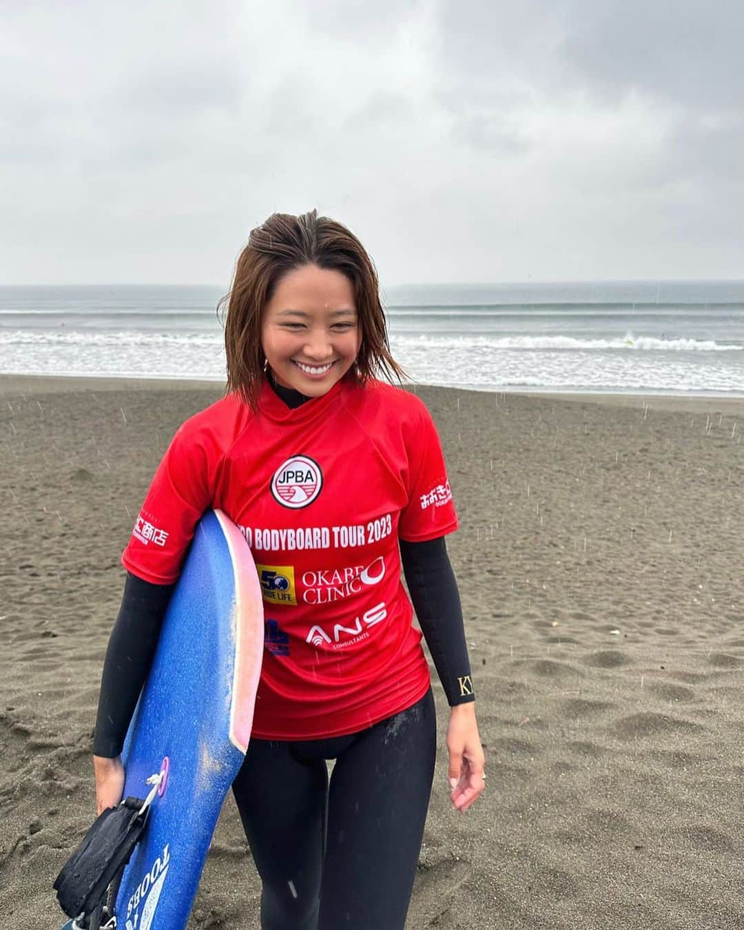 白波瀬海来のインスタグラム：「JAPAN Bodyboard Tour 2023🇯🇵  JPBAツアー第3戦 辻堂Pro 7位タイでした！  この内容には、かなり納得していて自分を褒める部分と課題がしっかりと見つかったので凄く内容が良かったです😊  大雨の中の試合は凄く体的にきつかった🌪☔️💦 寒くて凍え死にそうだったけど、応援に駆けつけてくれて支えてくれた @shirasun_shirahase @doughnutnecklace_japan @sabbiasurf のおかげで頑張れました🔥  次は最終戦になります！！ またハードスケジュールの日々ですが、仕事との両立を頑張って今年の成績に繋げたいと思います👊🏽🔥  残りも応援よろしくお願い致します🙇🏼‍♀️  今回いい波で場所を貸して下さったローカルの皆様や、悪天候の中運営して下さった @jpba_info の皆様、現地やLIVE配信で応援して下さった皆様、スポンサーの皆様、本当にありがとうございました🖤  @sabbiasurf  @doughnutnecklace_japan  @shirasun_shirahase  @tools_surf_japan  @vertrajapan  @f.paradeseaside  @volcomjapan  @fato.cafe  @shopdo_1173   @kyla.0fficial」