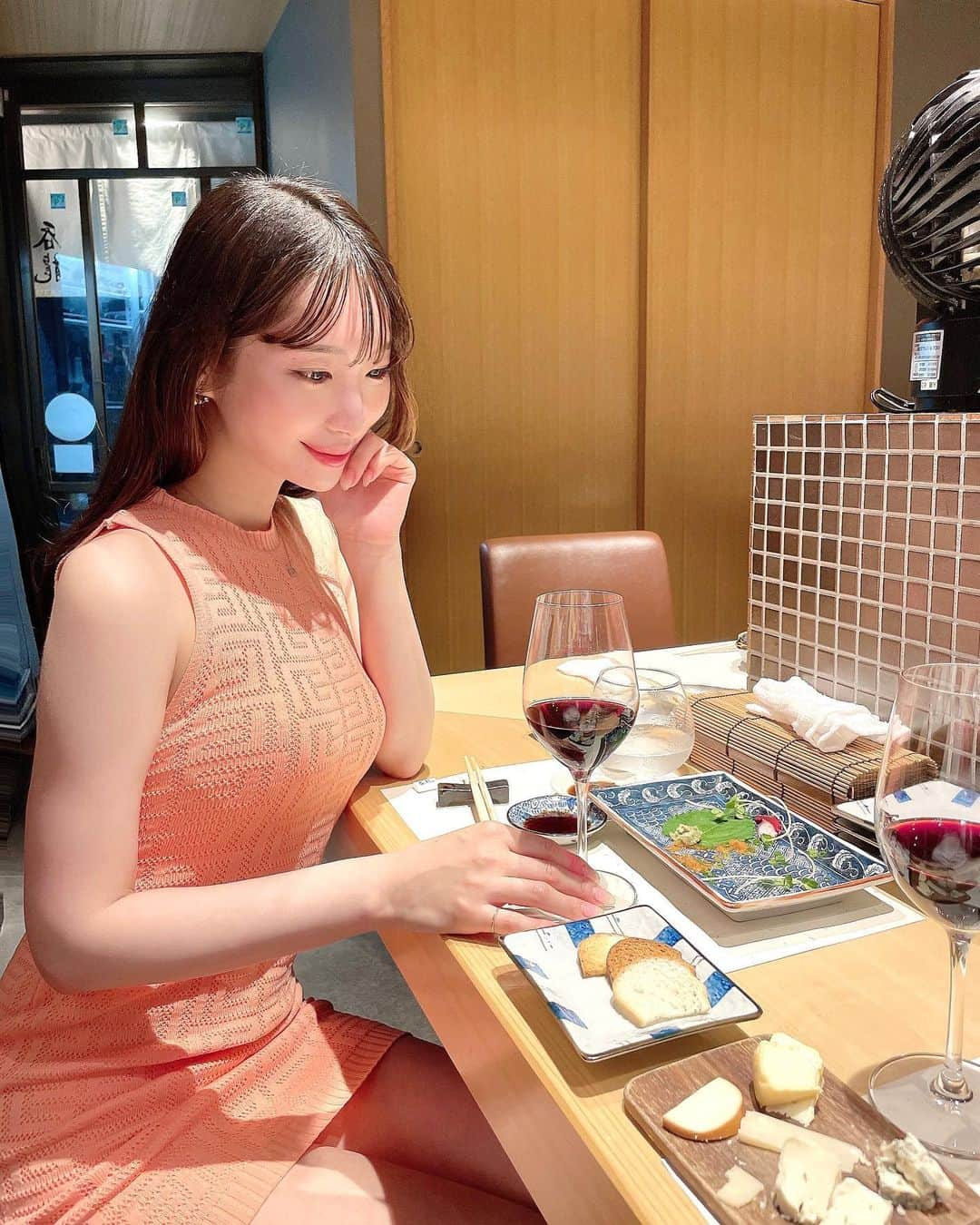 ゆうなさんのインスタグラム写真 - (ゆうなInstagram)「wine🍷✨️また行きたいお店🥰 、 、 、  #ワイン #wine #私服 #ミニワンピ #dinnerdate」10月15日 21時16分 - yuna121.1995