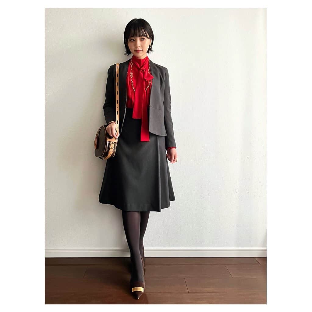 さやさんのインスタグラム写真 - (さやInstagram)「去年からじわじわ増やしてきた " 赤 " のお洋服, 今年はたくさん着たいと思います🍎⚪︎꙳ (2, 3枚めは去年のコーデです。このブラウス&ケープのコーデも新しく作ってUPしたいナ)  ×黒のフレンチコーデがマイ定番ですが, ×ネイビーの秋マリンや ×グレーのトラッドなコーデもしたい気分。 今回はネイビーのブラウスと合わせています。お気に入りです♡  完全内勤の日はこういうちょっと冒険したコーデで出勤しています♪  blouse. #uniqlo #plusj skirt. @domelle_official  bootees. #jimmychoo  bag. #charlesandkeith  pierce. #mizukijewels  ring. #chieko #chiekoplus #charlottechesnais  watch. #agete  #お仕事コーデ #オフィスカジュアル #オフィスカジュアルコーデ #オフィスコーデ #お仕事服 #通勤コーデ #通勤スタイル #olコーデ #ブラウスコーデ #ボウタイブラウス #ボウタイブラウスコーデ #柄スカート #柄スカートコーデ #domelle #2023aw」10月15日 21時16分 - saya_wear