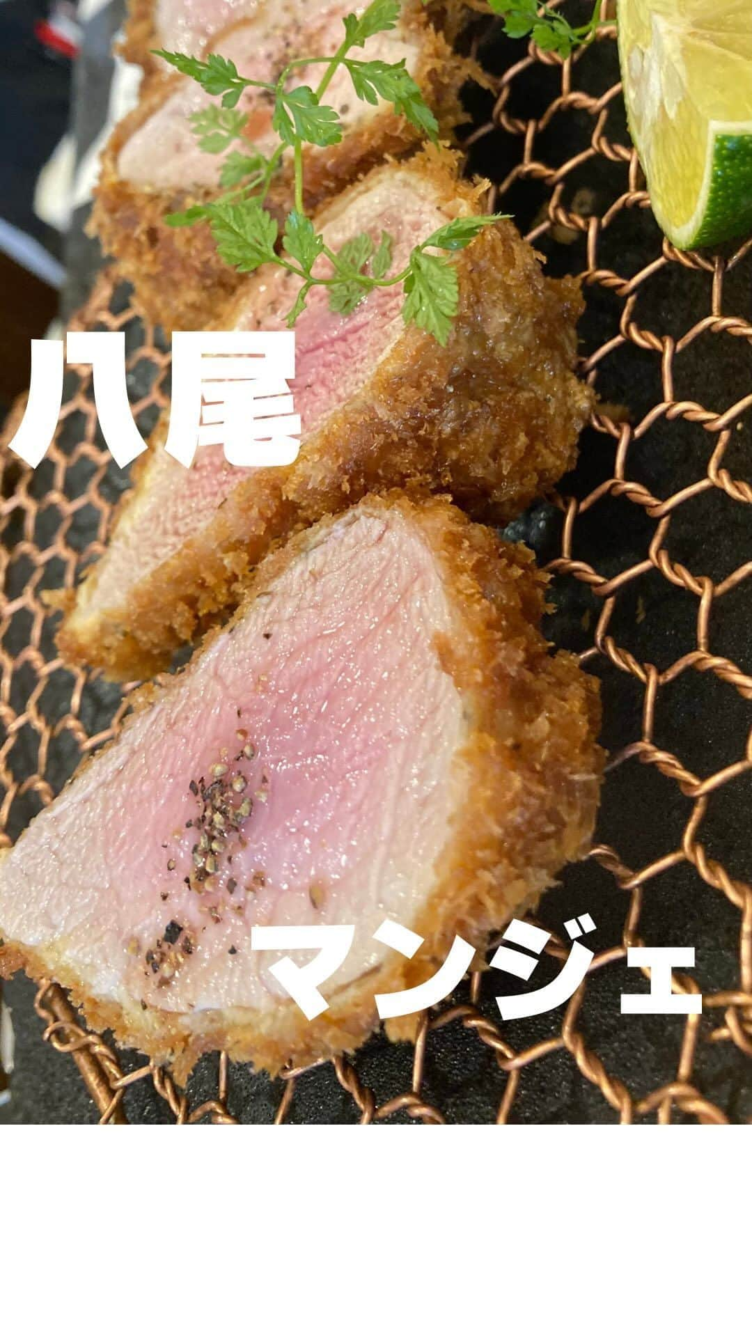 山田優依のインスタグラム：「Tonkatsu Manger in Yao  【とんかつ マンジェ】 📍 八尾駅/とんかつ  大阪に住むグルメなお友達が教えてくれた 大阪八尾にあるフレンチ出身のシェフの とんかつの名店"とんかつ マンジェ"へ  全国から毎朝8:30の受付に並びに来る大人気店で お友達は11時スタートの予約を取るため朝7:30 から並んで整理券をとっていてくれました🥹✨  とんかつは勿論のこと、独自に調合したソースやお塩、 お漬物からドレッシングまで全て自家製で、 サラダはおかわりしちゃった☺️  ご飯は3杯まで、サラダはおかわり自由です😊  メニューがかなり豊富で、色々なカスタマイズが 可能だけど、初めてなのでシンプルにヒレを しっかり楽しめる特へレとんかつ 200gに☺️  普段トンカツはソース派だけど、ここのトンカツは お塩で食べるのが最高で、食べログとんかつ部門 全国1位の"とんかつ成蔵"と同じく やっぱり美味しいトンカツはお塩がベストだと実感😆  並んでくれていたお友達のお陰様ランチでした☺️✨  【とんかつ マンジェ】 📍 八尾駅より徒歩3分 ⏰ 11:00〜14:00/17:00～20:30 昼60名/夜40名にて受付終了、 昼・夜 共に朝8:30より受付開始 ● 特へレとんかつ 200g ¥1,990  #japanquality #osakagourmet #japanesegirlspic #八尾グルメ #とんかつ定食　#とんかつ屋　#とんかつ好き　#大阪グルメ旅　#大阪グルメ情報　 #グルメな人とつながりたい#食べるのが好きな人と繋がりたい#グルメ好きの人と繋がりたい」