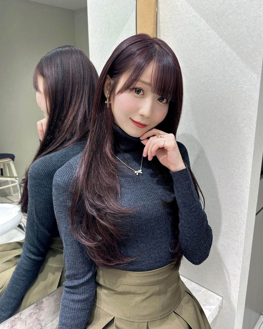 大谷映美里のインスタグラム：「newヘア❤︎ 色は今回も赤みピンクなブラウン🍒 お気に入りで最近はずっとこのカラー🤎 毛先はレイヤーカット、前髪はぱっつんめに✂︎ @_nonsugaaar_ いつもありがとうございます💌  エクステも付け替えお願いしてきました！ 綺麗なさらさらロングになったよ〜💭 @tamako_tamako いつもありがとうございます💌」