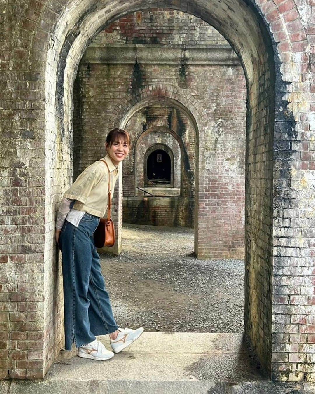 迫田さおりのインスタグラム：「・ テレビ東京【休日は旅に出よう】ご視聴いただきありがとうございました! ・ いかがでしたか😊？ 私が1番印象に残っている場所は… 南禅寺の水路閣です‼︎ 「外はすごくいい天気なのに、なんでこのトンネルはこんなに湿ってるんだろう🤔」って思ってたらまさかのまさか‼︎ トンネルじゃなくて水路閣だったとは😳 水不足に悩む京都へ、琵琶湖の疎水を運ぶために作られたものだったんです‼︎ ・ 今回、【休日は旅に出よう】では京都の歴史を楽しく沢山学ぶことが出来ました😊 本当にありがとうございました‼︎ ・ ・ #休日は旅に出よう #京都 #南禅寺 #水路閣」