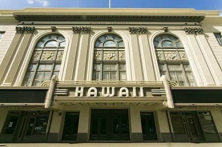 Instagenic Hawaiiのインスタグラム：「. ホノルル、ダウンタウンに1922年に建てられたハワイシアター。  このハワイらしく、美しい外観からフォトウェディングのスポットとしても人気の場所です📸  しかし美しいのは外観だけでなく内観も歴史を感じられる空間で、壁や天井などあらゆる所で素敵なアートが見られるんです✨  1978 年にアメリカ合衆国の歴史的建造物に指定されました。合計1,350席あるこのシアターでは、現在もミュージカルや演劇、フラ、コンサートなどが上演されています。  ぜひ外観からのみならず、中に入ってコンサートやショーを一度は見ていただきたいです🎭🎫  #ハワイ #ダウンタウン #ハワイシアター #ホノルル #シアター #コンサート #ミュージカル #ハワイ旅行 #ハワイ情報 #フォトスポット #ハワイ旅 #オアフ島」