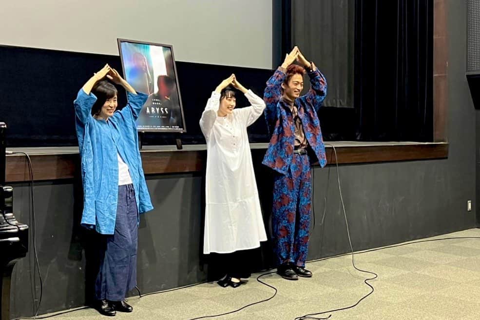 佐々木ありささんのインスタグラム写真 - (佐々木ありさInstagram)「・ 広島と尾道の舞台挨拶にご来場下さった皆さま、ありがとうございました。 幸せな旅でした。📽️  ①この日初めて知ったアビスポーズ▲ ②本番前急に瞑想を始める監督  #abyss  #渡辺あや さん #須藤蓮 監督」10月15日 21時20分 - ssk_arsa