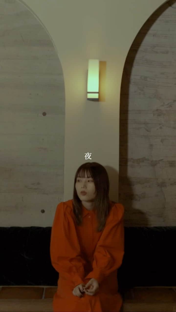 のインスタグラム：「小説×音楽  『死にたいと思うのは、いつもこういう、 何気ないときだった。』 (今夜、死にたいきみは、明日を歌う より)  . . . 1年ぶりに新曲をリリースしました💐 消えたいと思う夜、生きたいと思う夜 この曲が日々を越える御守りになりますように。 . #シンガーソングライター #灯橙あか #弾き語り  #mv #Youtube #オトトモジ #小説 #読書  #今夜死にたいきみは明日を歌う #主題歌」