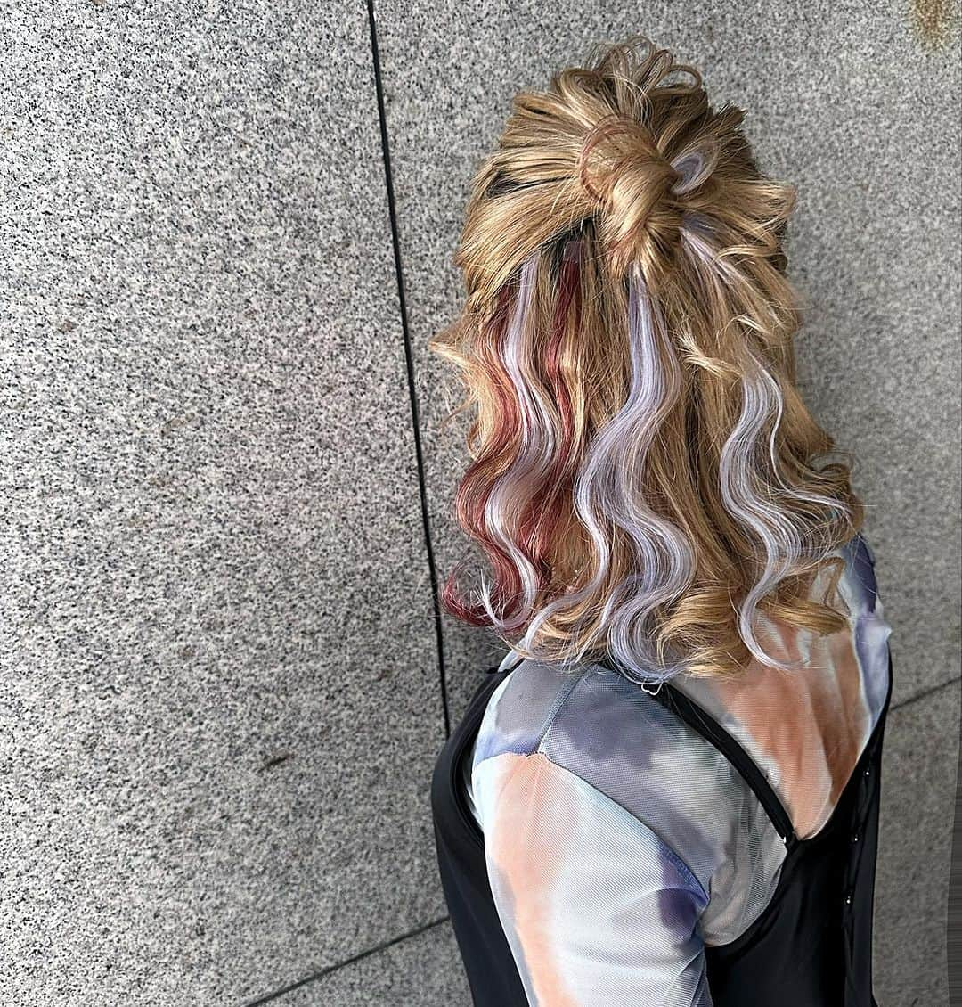 カワノ ヨウヘイのインスタグラム：「✴︎ ベージュ×インナーエクステ✨ ✴︎ エクステは　@l_hair_extention  ✴︎ ファッションに合わせて気軽にエクステを付けてデザインを。 ✴︎ さらにアレンジで他とは違うスタイルを楽しみましょう✨ ✴︎ ✴︎  ✴︎ ✴︎  GATE.（月火金土） 大阪市北区堂山町1-5 B1 ✴︎ TRUNK（水木日） 大阪市西淀川区野里3-2-19 1F ✴︎ 大人カワイイカラーとヘアアレンジで最高に可愛くさせていただきます✨ ✴︎ ダメージレスなブリーチに透明感あるカラーが得意でお仕事の都合で明るくできない方にも最適なカラーをオススメします✨ ✴︎ 質問や気になることはお気軽にDMしてください。  #大阪美容室#大阪美容師#梅田ヘアアレンジ#御幣島ヘアアレンジ#インナーカラー#デートアレンジ#カジュアルヘアアレンジ#ヘアアレンジ#梅田美容室」