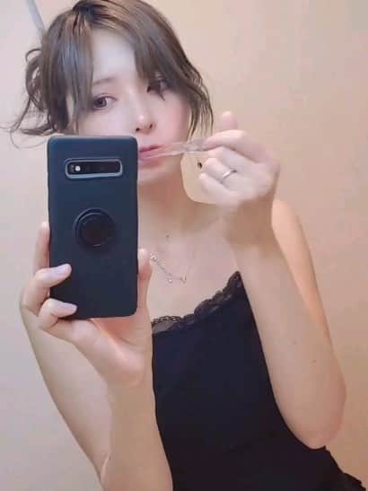 杉浦アヤカのインスタグラム：「歯磨きすると気持ちスッキリするからいいよね  #歯磨き #アンニュイ　#ロムアンド  #sexy #japanesegirl #色素薄い系  #お姉さん #センター分け #ミルクティーベージュ」