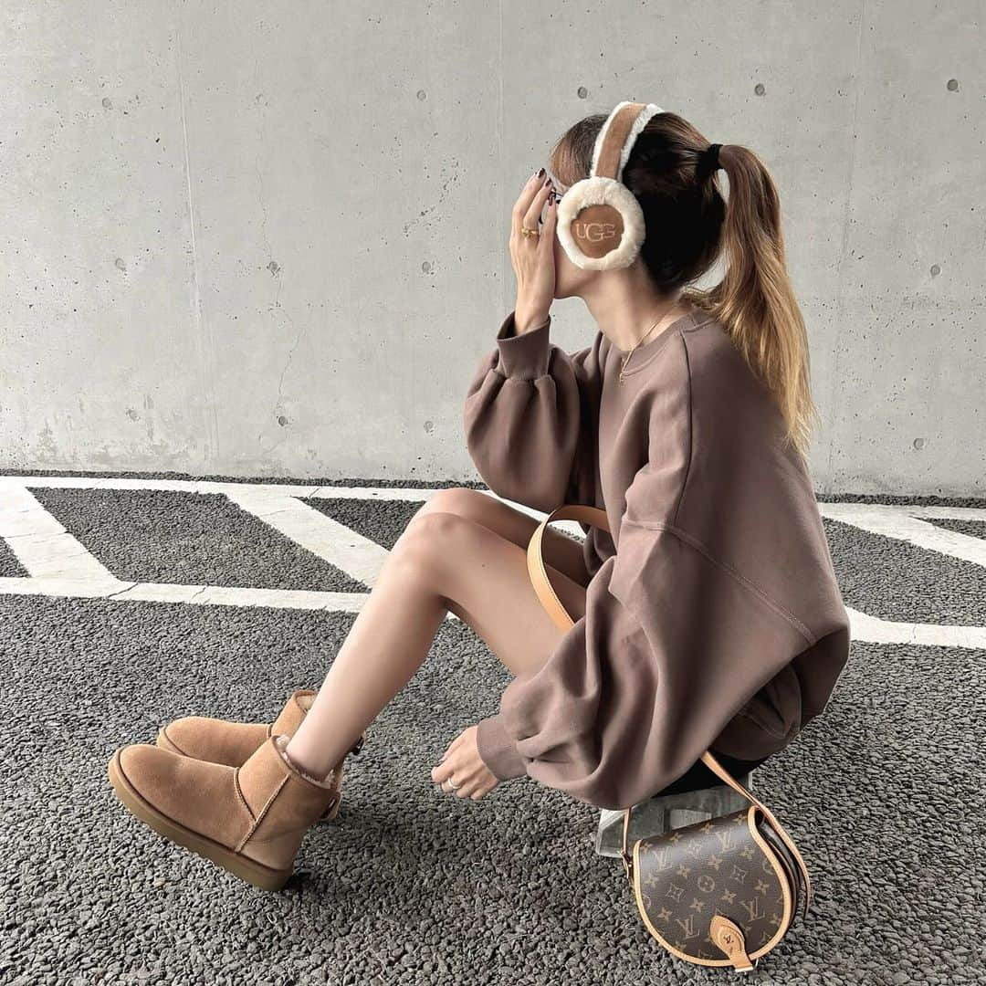 Maiさんのインスタグラム写真 - (MaiInstagram)「・ @uggjapan のムートンブーツとイヤーマフの組み合わせがやっぱり可愛い🐻♡  コーデの詳細はブログに書いてます📝  #ugg #ムートンブーツ #イヤーマフ #louisvuitton #celine #celinebyhedislimane #chanel」10月15日 21時22分 - maimaimai1016